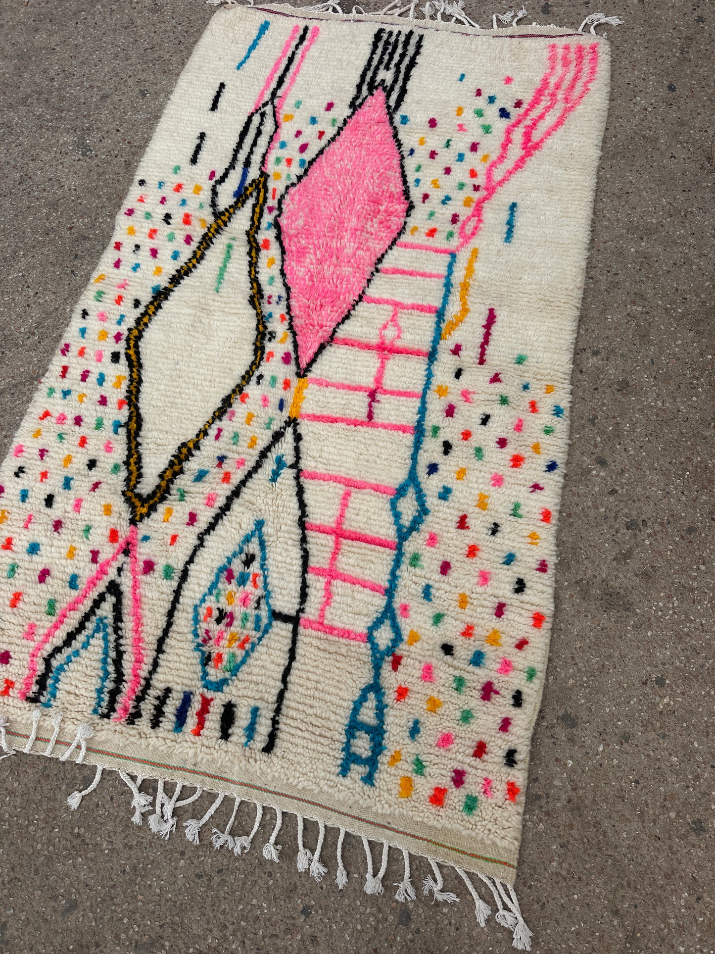 Handmade Azilal Rug, size 250 x 150 cm || 8.2 x 4.92 ft