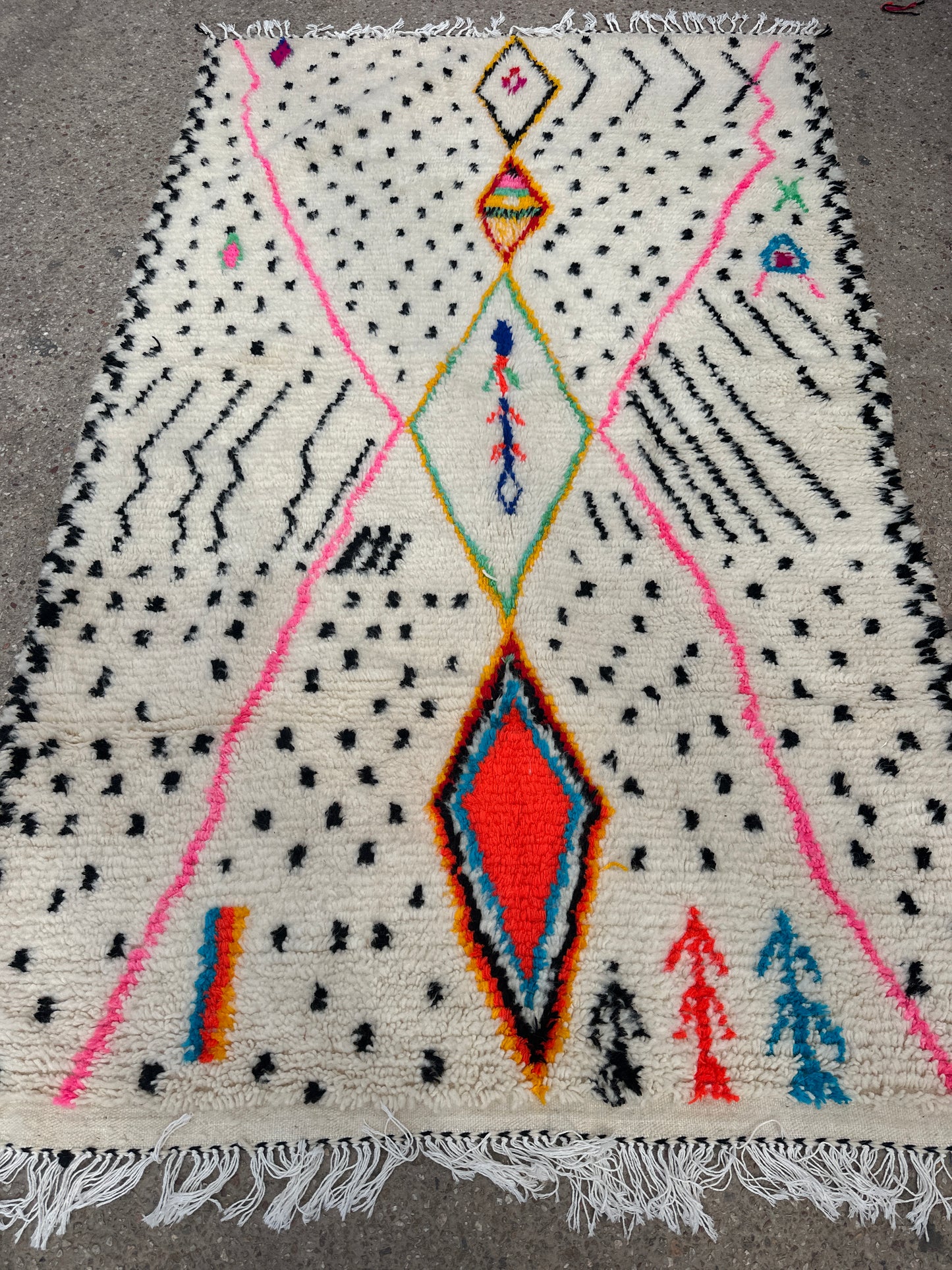 Handmade Azilal Rug, size 250 x 150 cm || 8.2 x 4.92 ft
