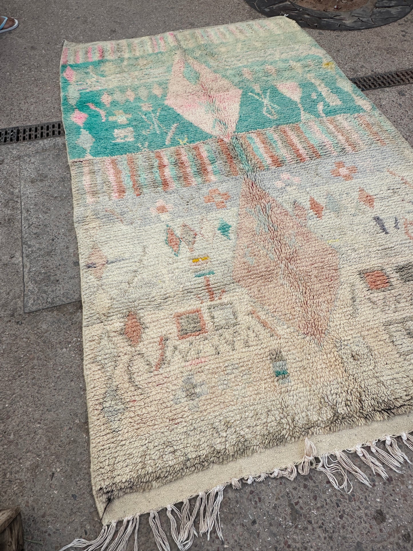 Handmade Azilal Rug, size 250 x 150 cm || 8.2 x 4.92 ft