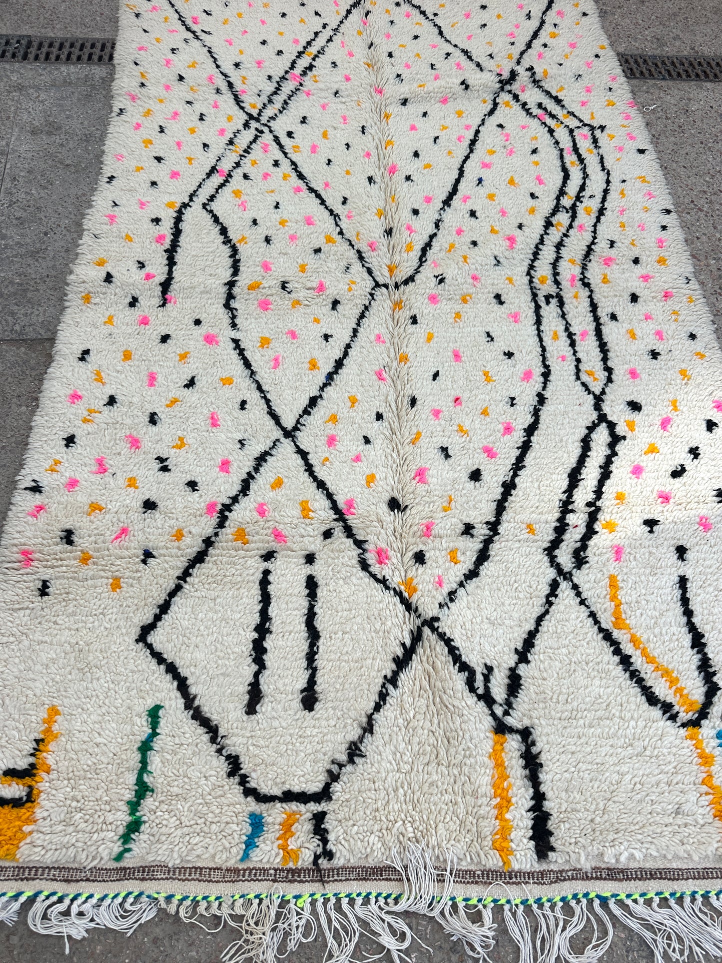 Handmade Azilal Rug, size 250 x 150 cm || 8.2 x 4.92 ft