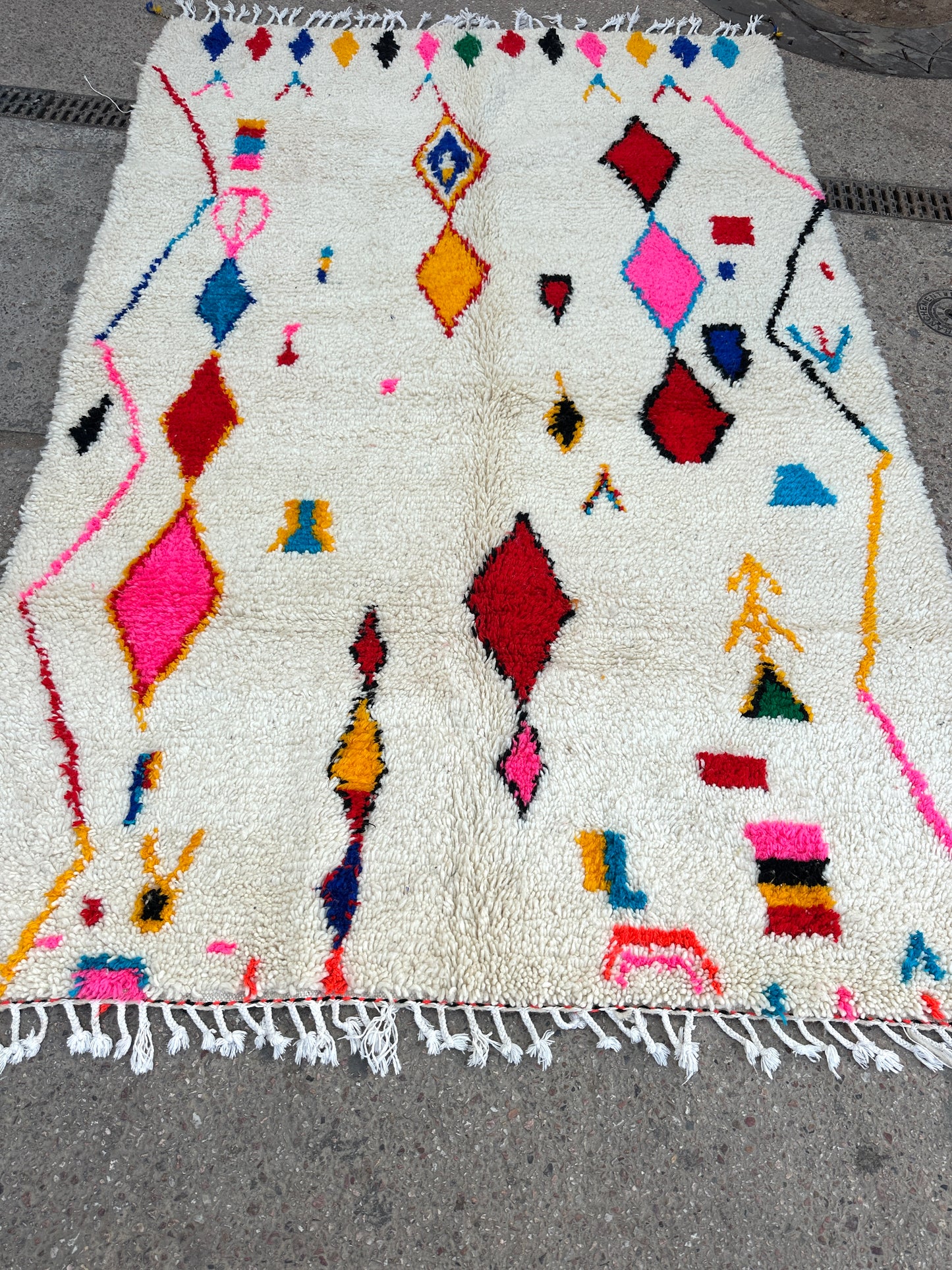 Handmade Azilal Rug, size 250 x 150 cm || 8.2 x 4.92 ft