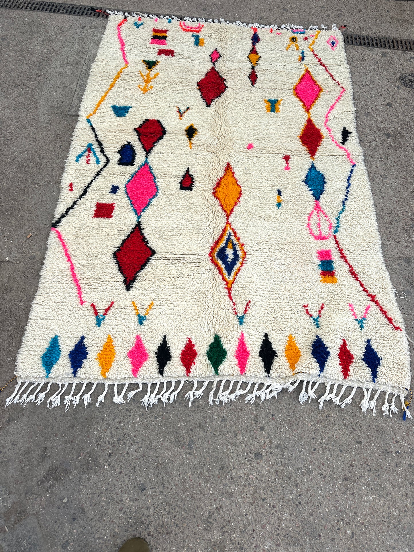 Handmade Azilal Rug, size 250 x 150 cm || 8.2 x 4.92 ft