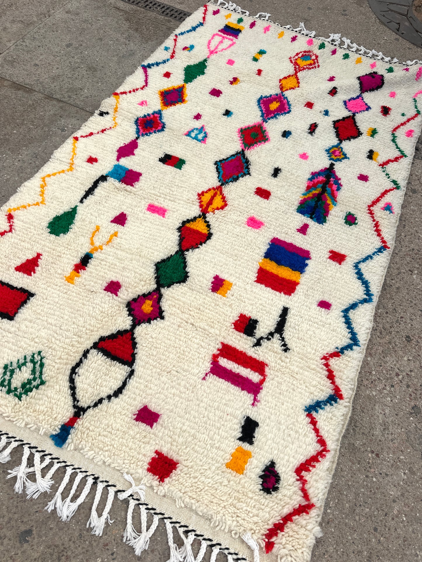 Handmade Azilal Rug, size 250 x 150 cm || 8.2 x 4.92 ft