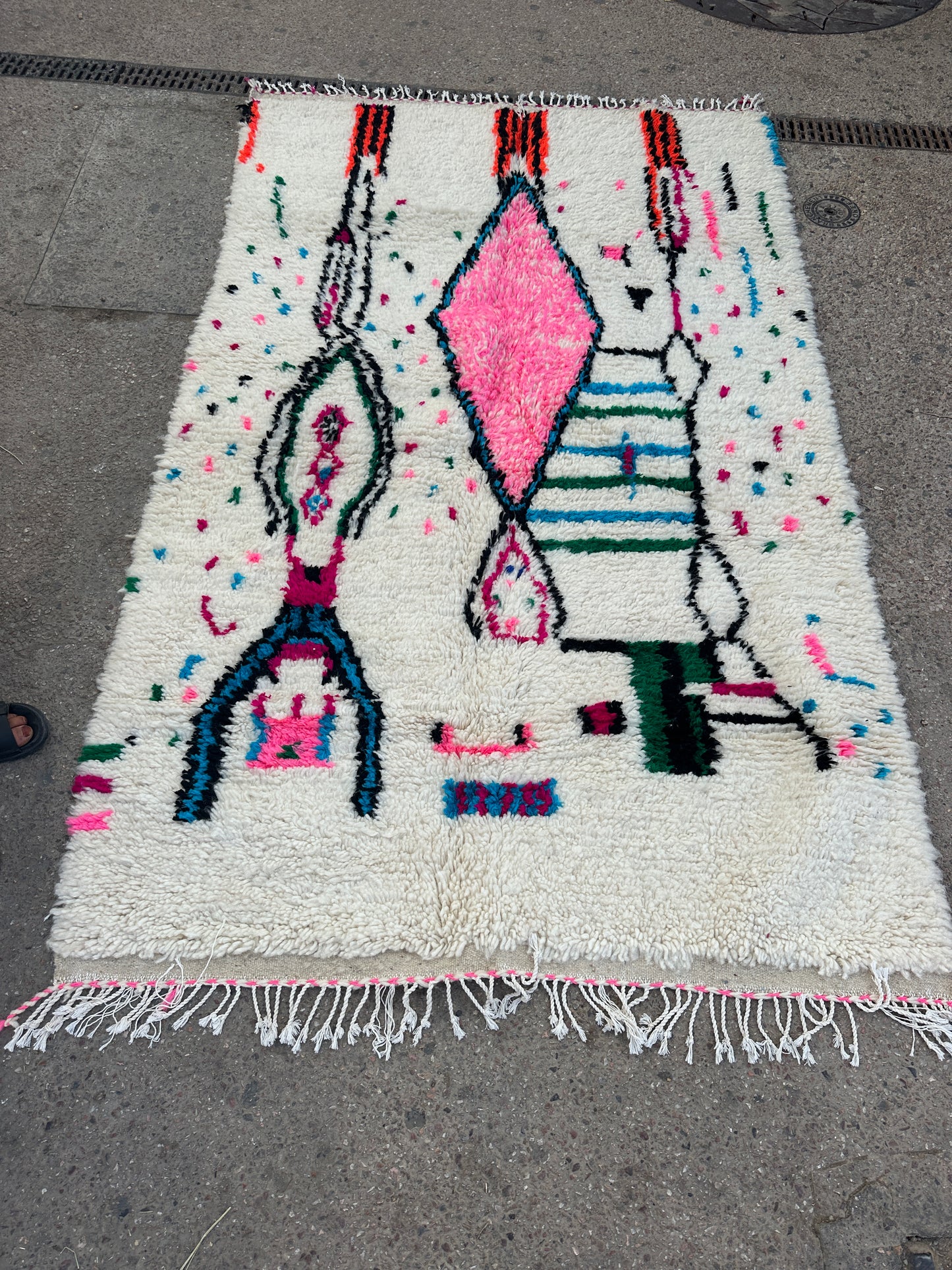 Handmade Azilal Rug, size 250 x 150 cm || 8.2 x 4.92 ft