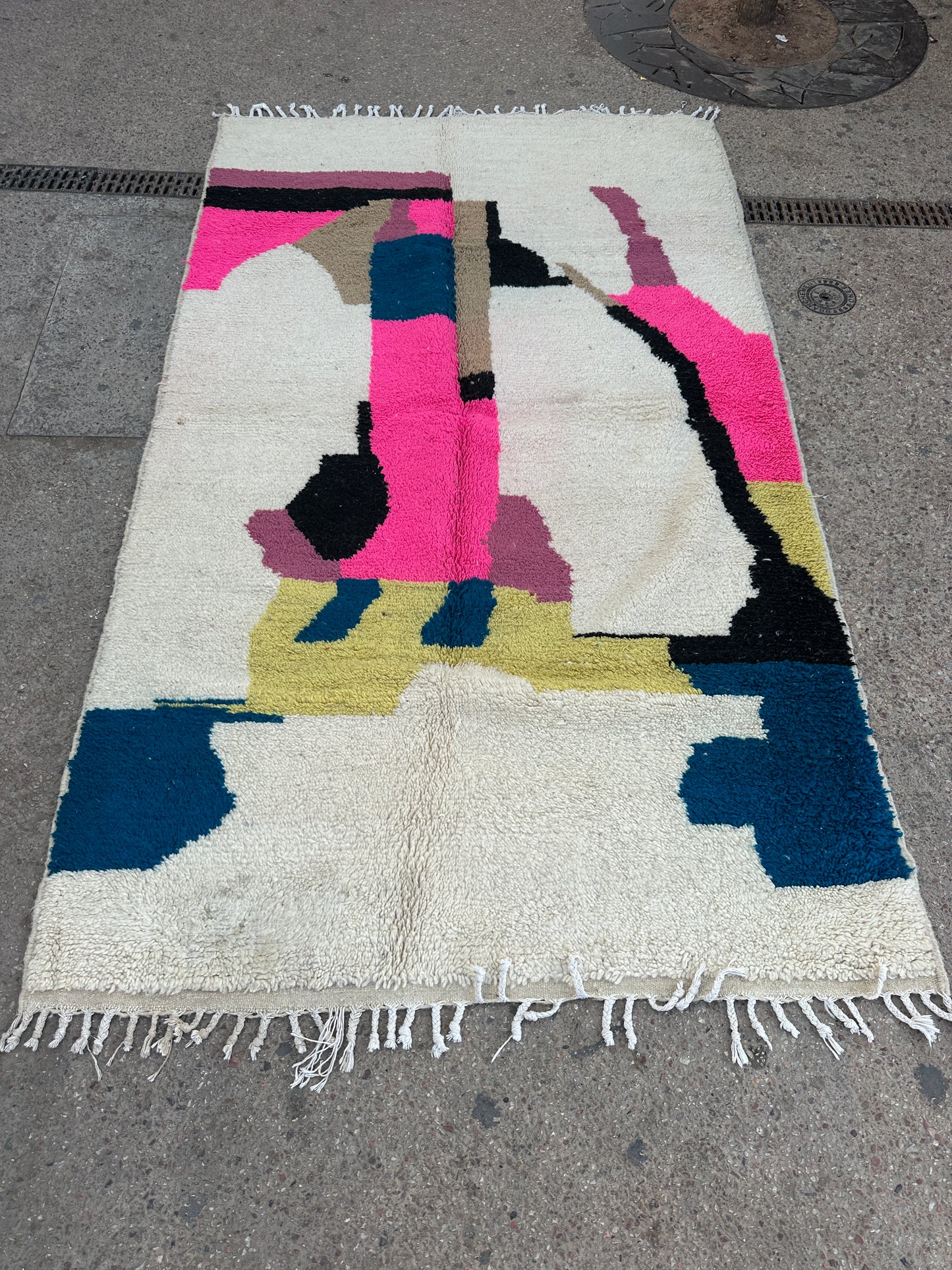 Handmade Azilal Rug, size 250 x 150 cm || 8.2 x 4.92 ft