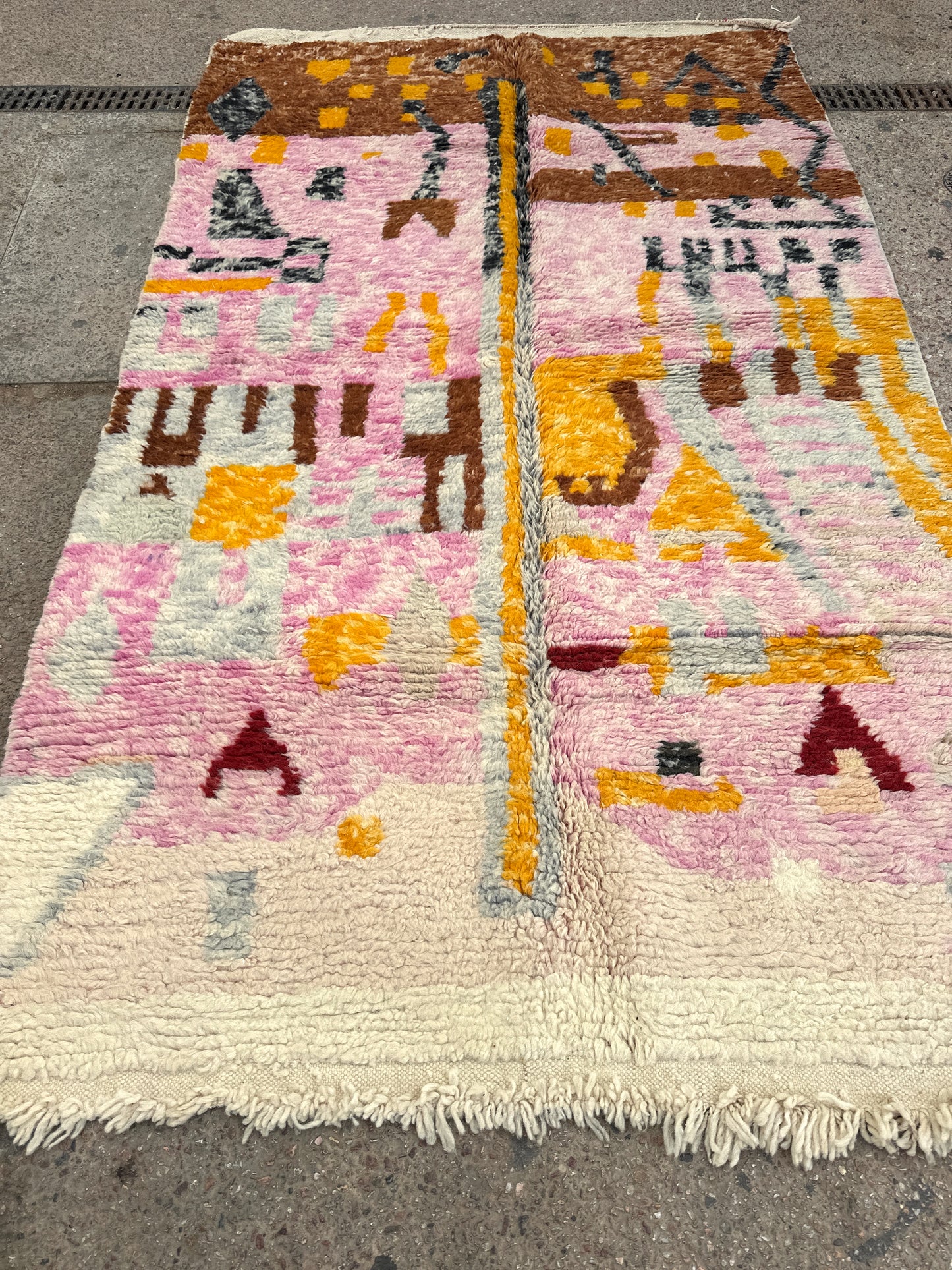 Handmade Beni Ouarain, size 250 x 150 cm || 8.2 x 4.92 ft