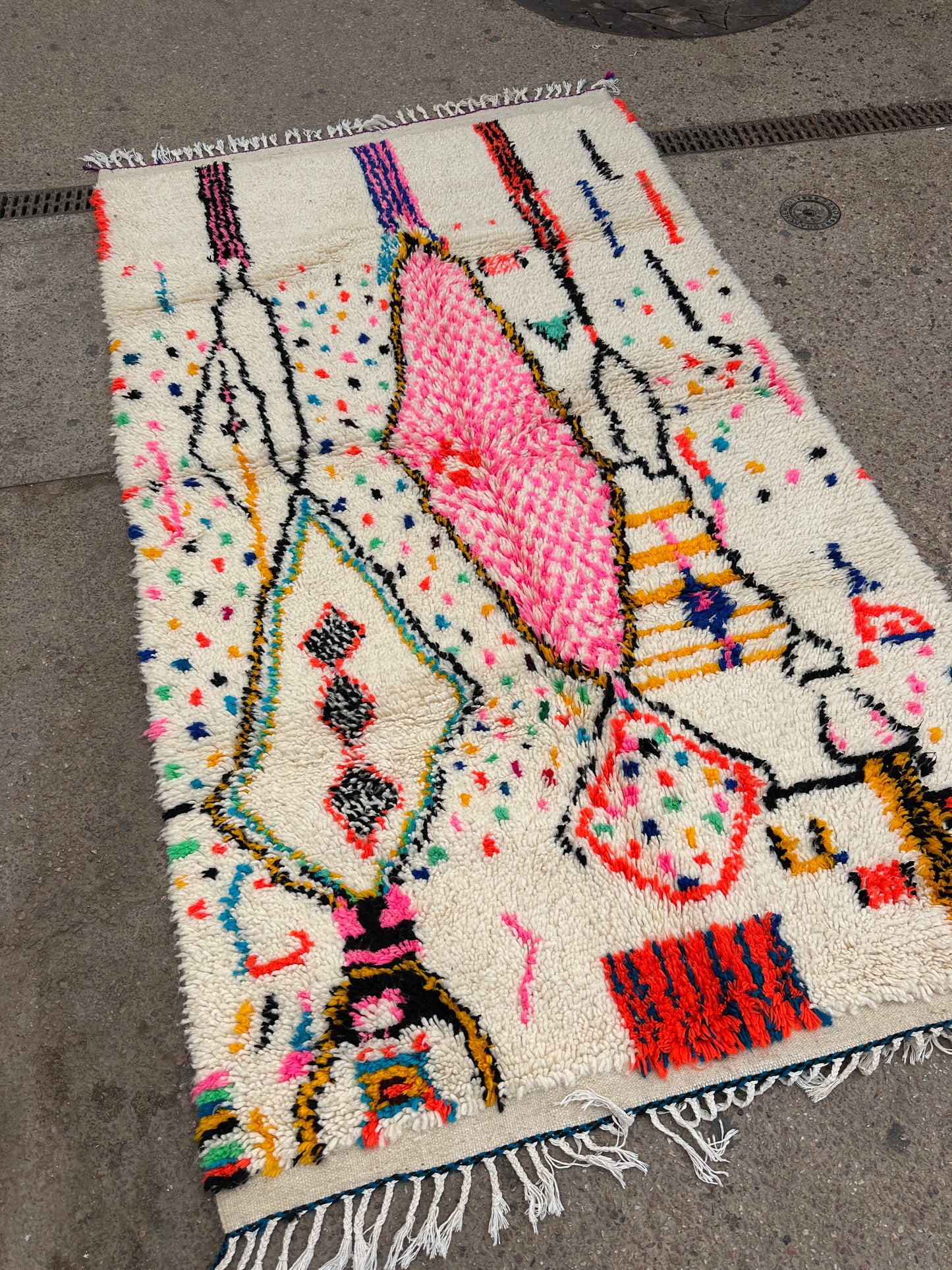 Handmade Azilal Rug, size 250 x 150 cm || 8.2 x 4.92 ft