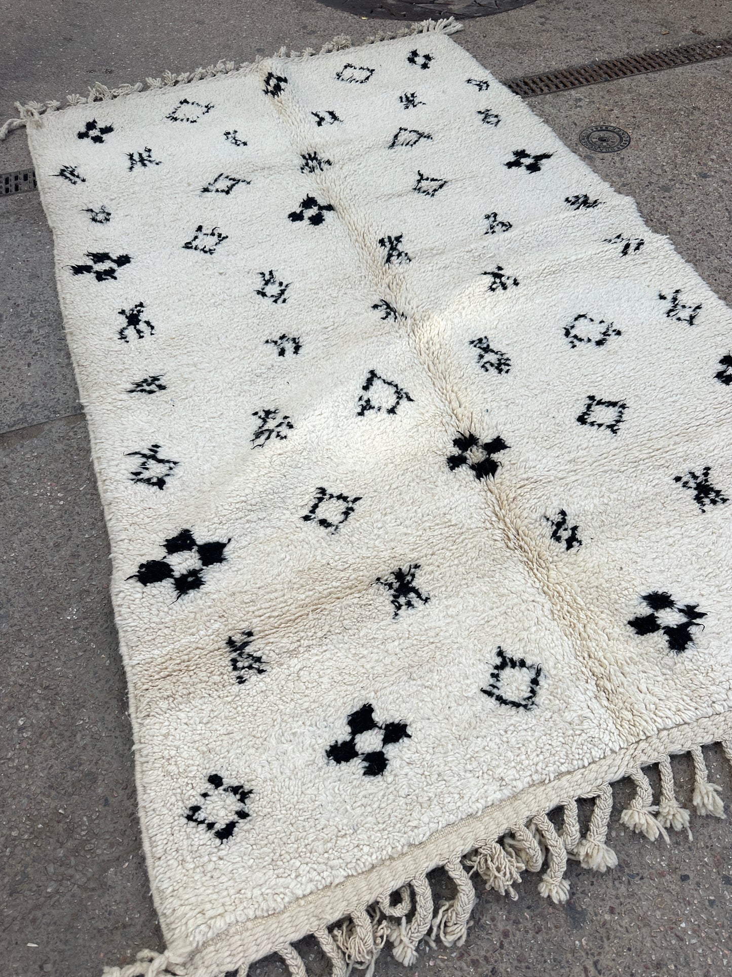 Handmade Beni Ouarain, size 250 x 150 cm || 8.2 x 4.92 ft