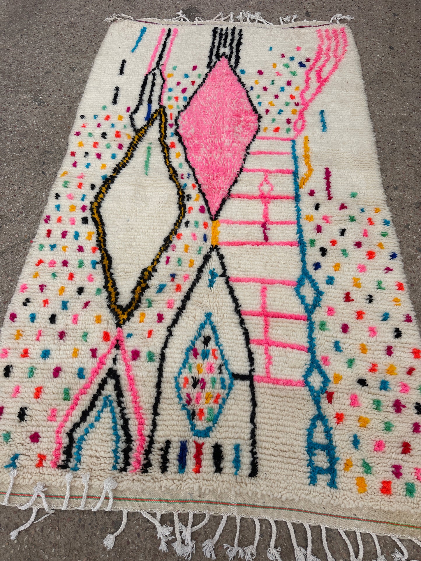 Handmade Azilal Rug, size 250 x 150 cm || 8.2 x 4.92 ft
