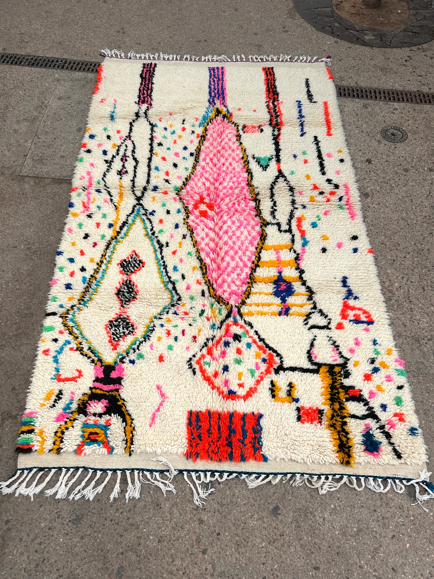 Handmade Azilal Rug, size 250 x 150 cm || 8.2 x 4.92 ft