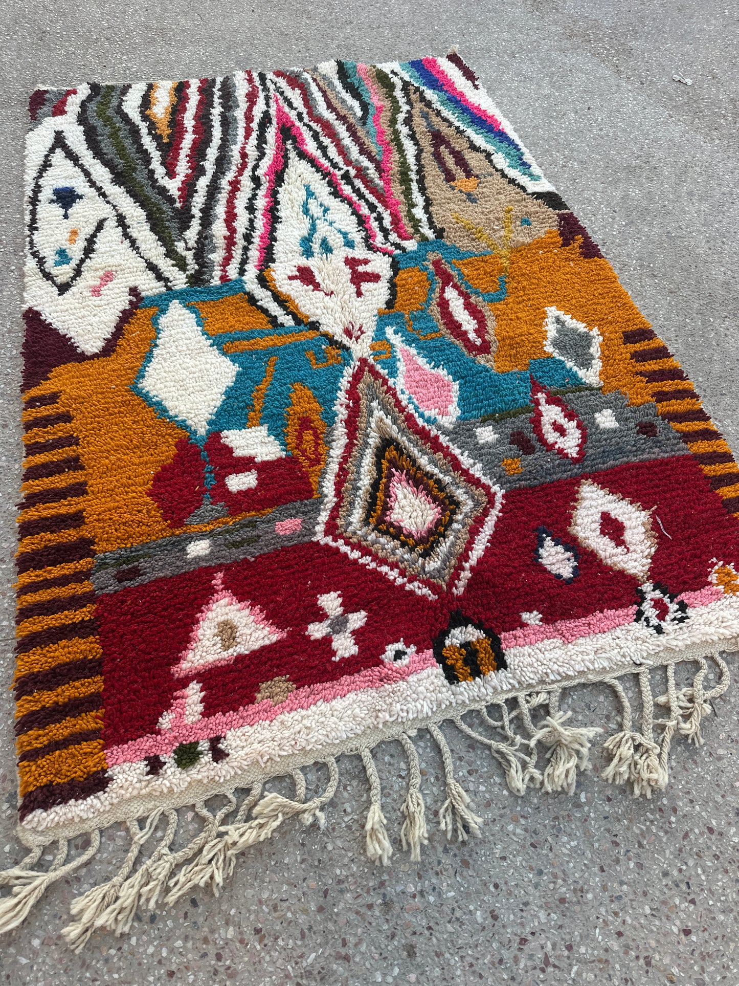 Handmade Azilal Rug, size 250 x 150 cm || 8.2 x 4.92 ft