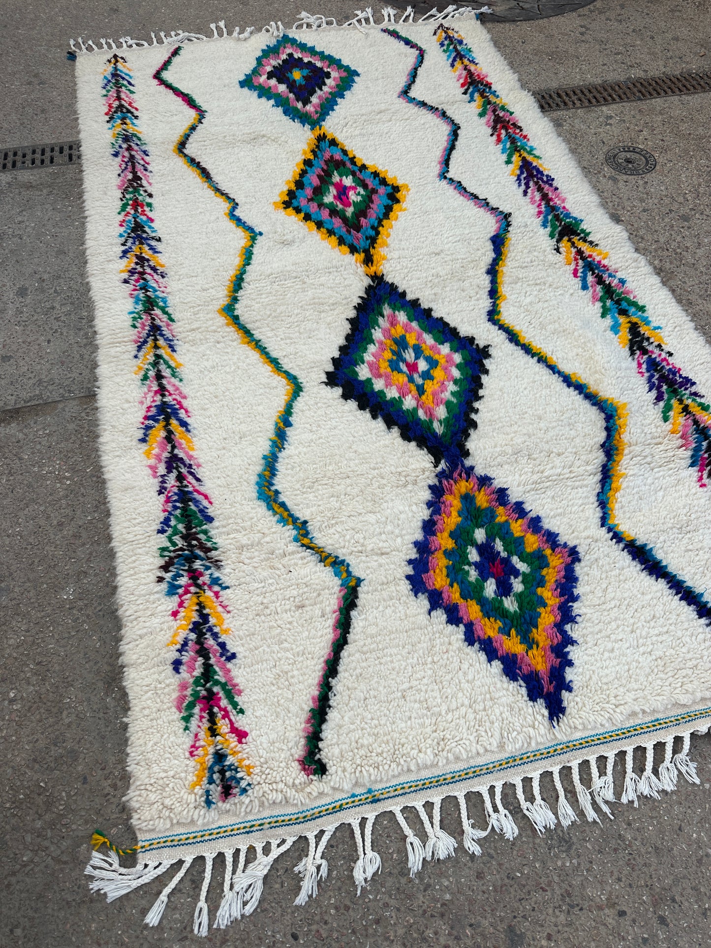Handmade Azilal Rug, size 250 x 150 cm || 8.2 x 4.92 ft