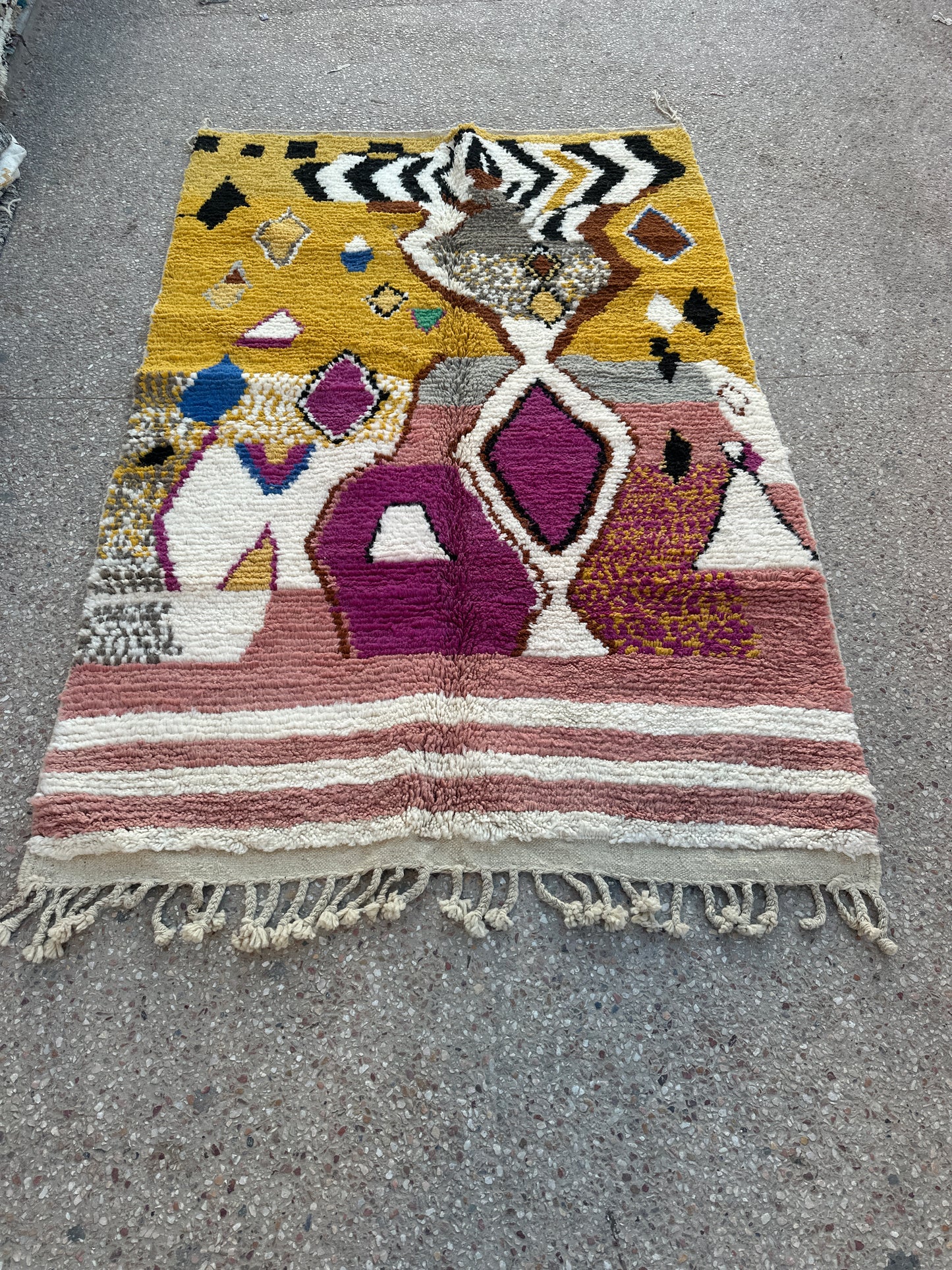 Handmade Azilal Rug, size 250 x 150 cm || 8.2 x 4.92 ft