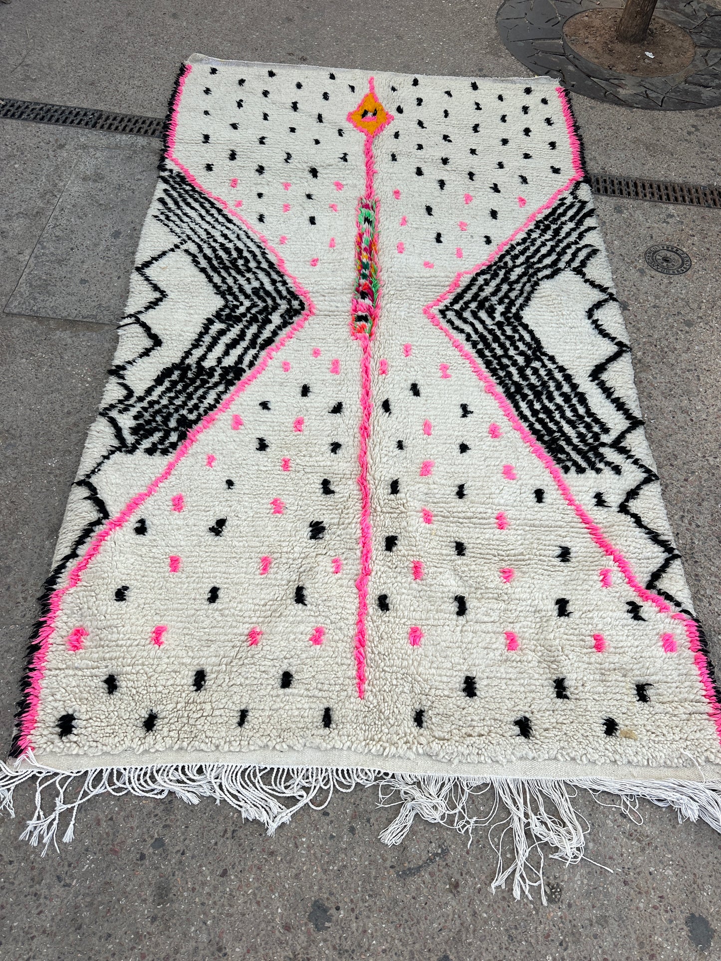 Handmade Azilal Rug, size 250 x 150 cm || 8.2 x 4.92 ft