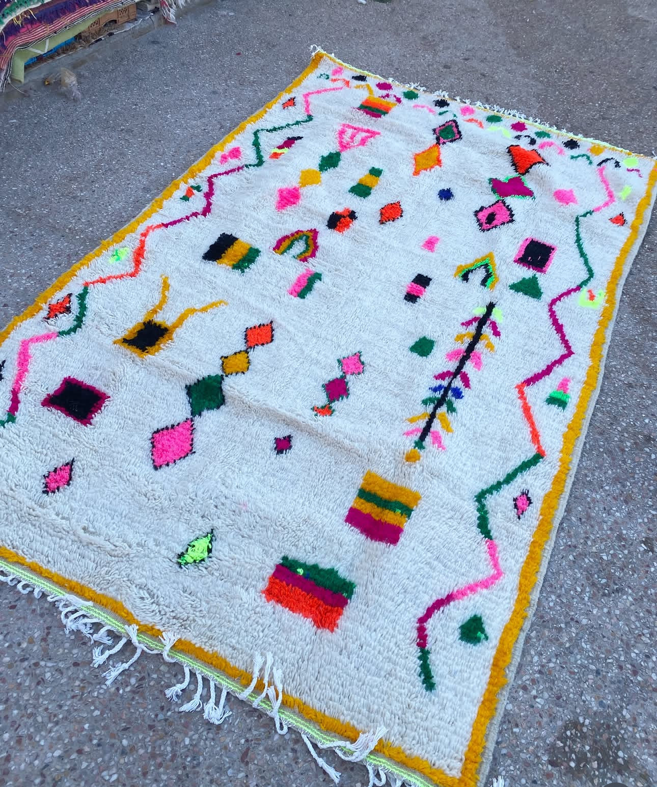 Handmade Azilal Rug, size 250 x 150 cm || 8.2 x 4.92 ft