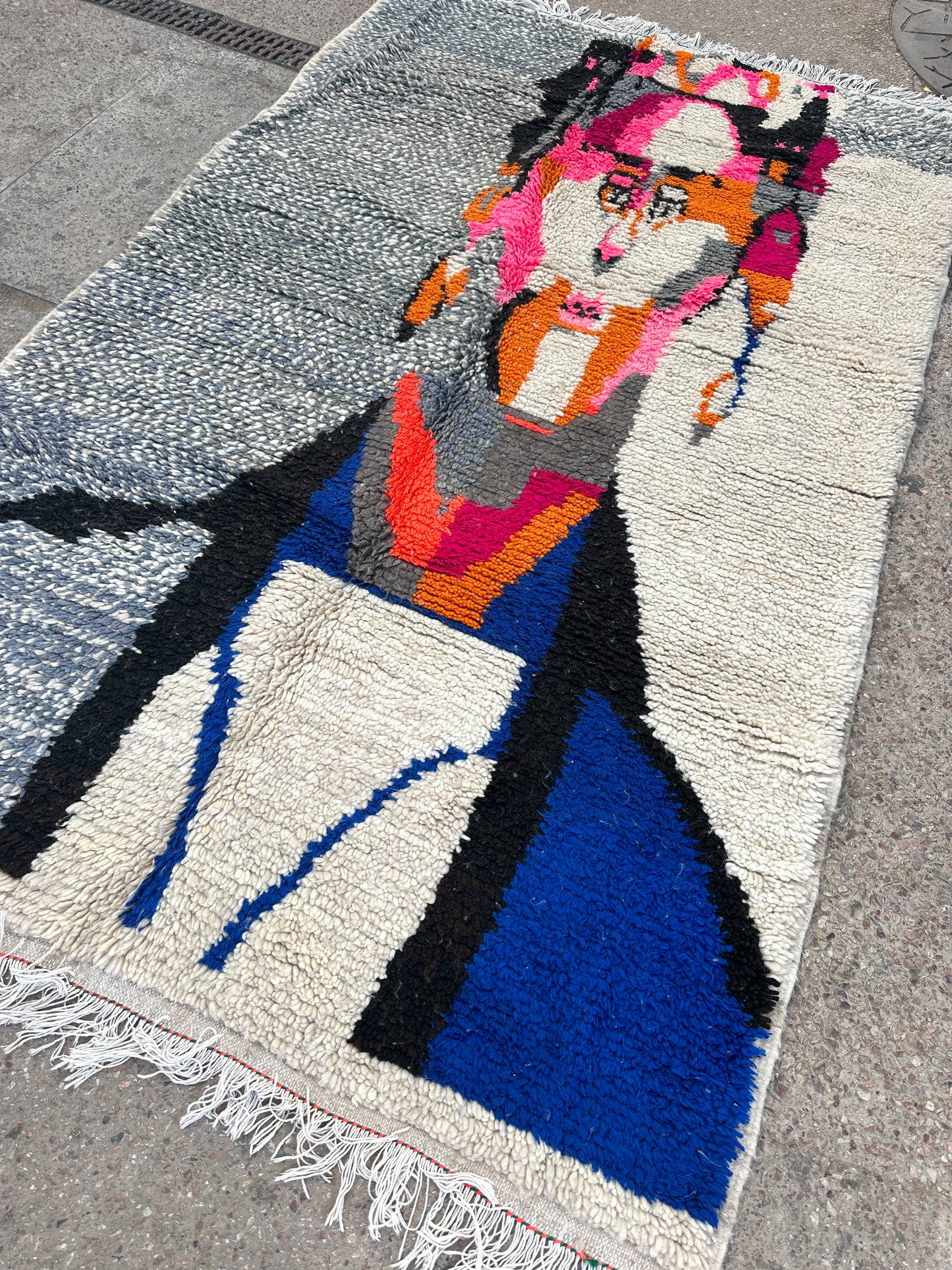 Handmade Azilal Rug, size 250 x 150 cm || 8.2 x 4.92 ft
