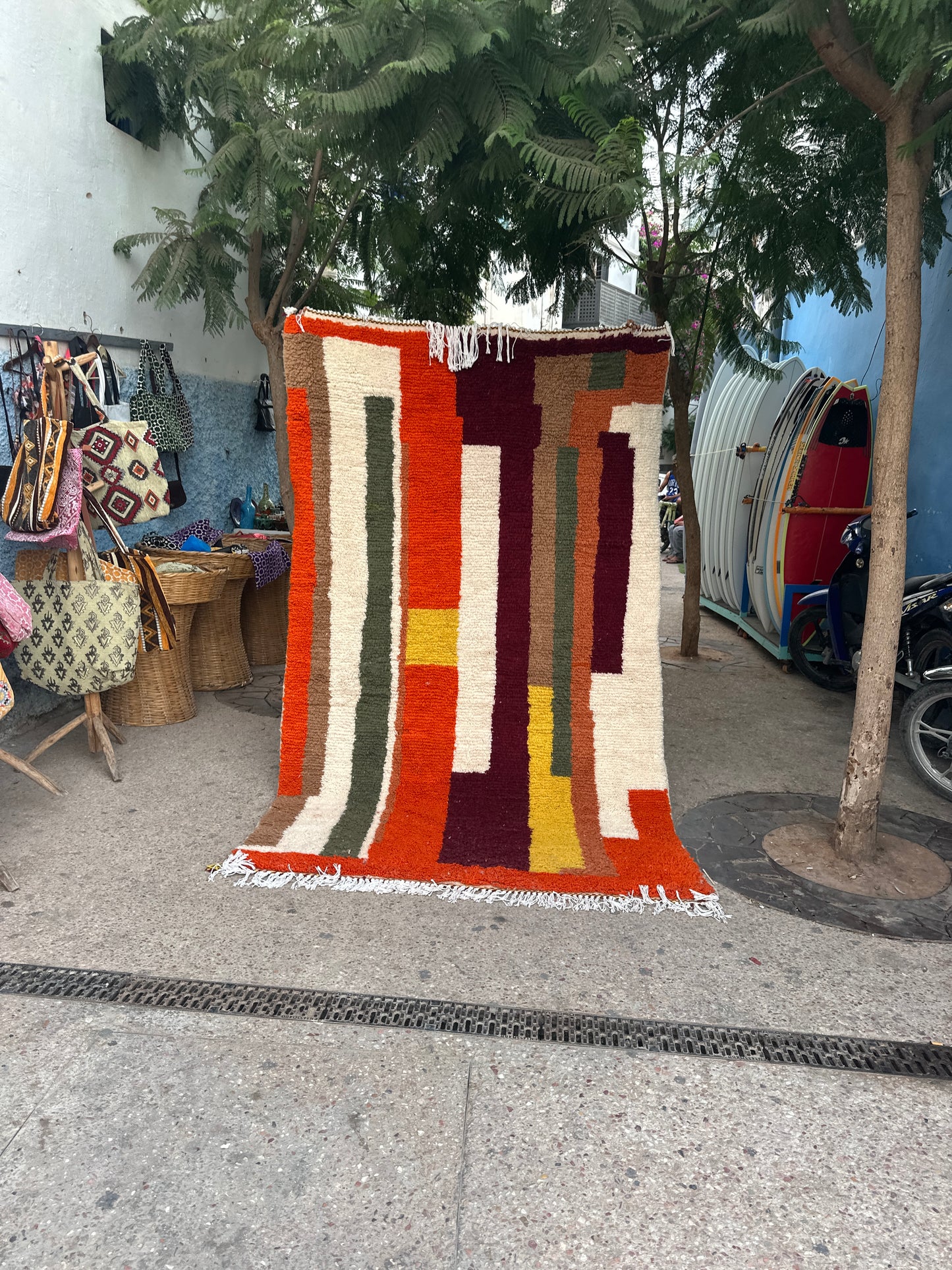 Handmade Azilal Rug, size 250 x 150 cm || 8.2 x 4.92 ft