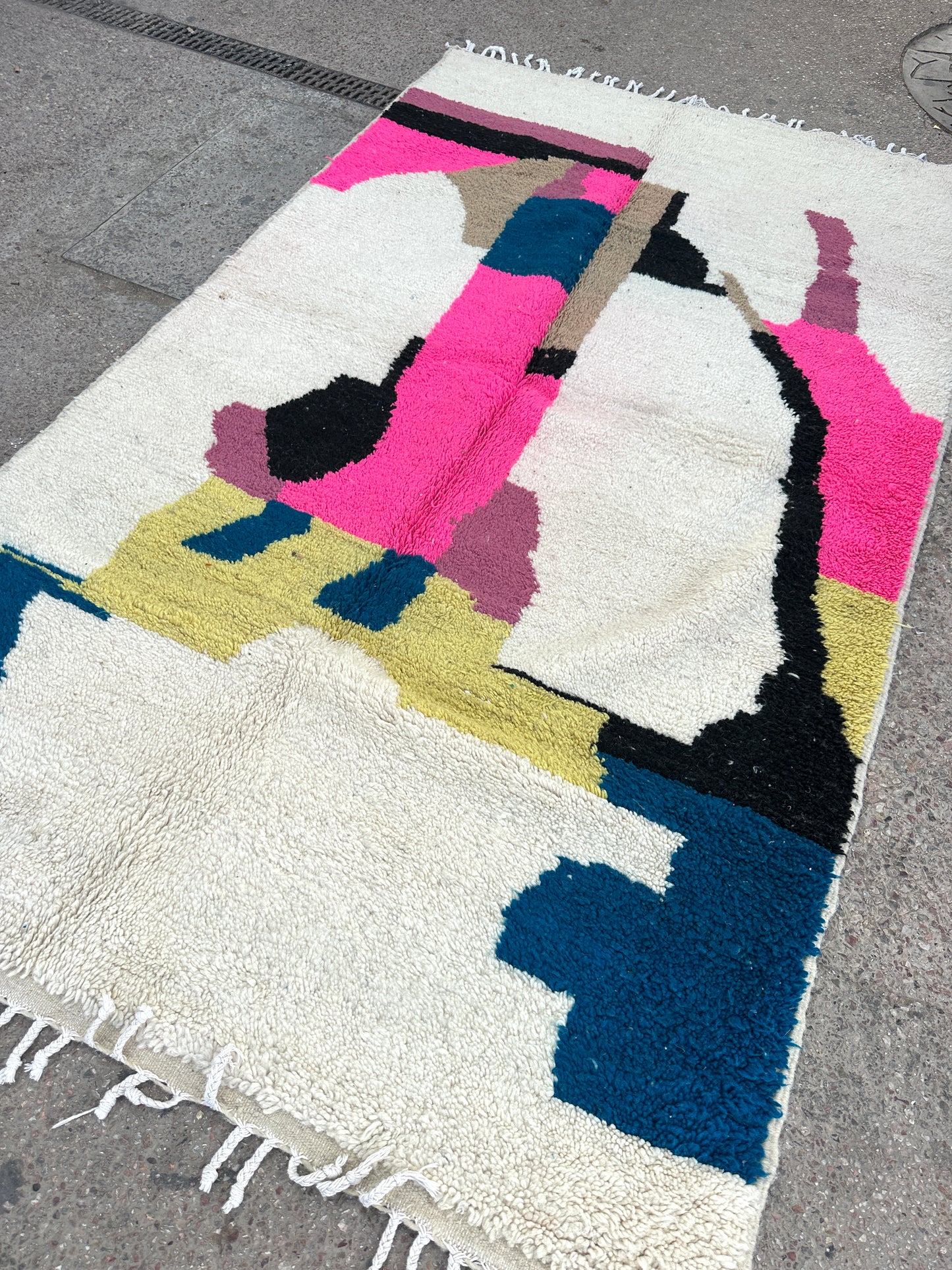 Handmade Azilal Rug, size 250 x 150 cm || 8.2 x 4.92 ft
