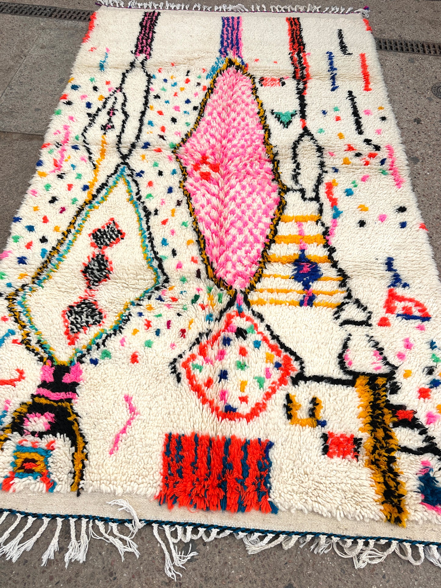Handmade Azilal Rug, size 250 x 150 cm || 8.2 x 4.92 ft