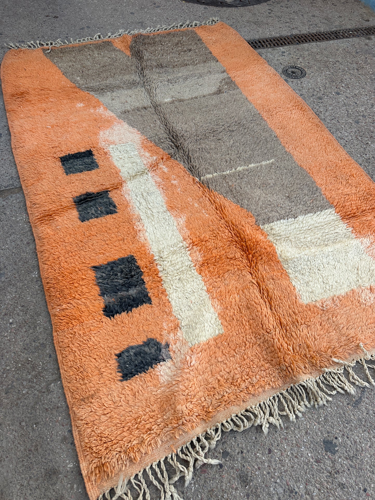 Handmade Azilal Rug, size 250 x 150 cm || 8.2 x 4.92 ft