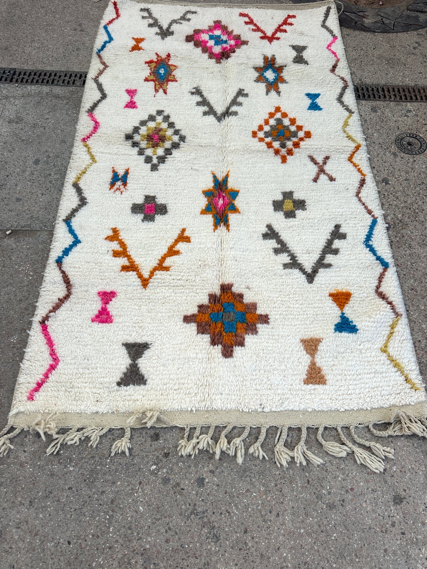 Handmade Beni Ouarain, size 250 x 150 cm || 8.2 x 4.92 ft