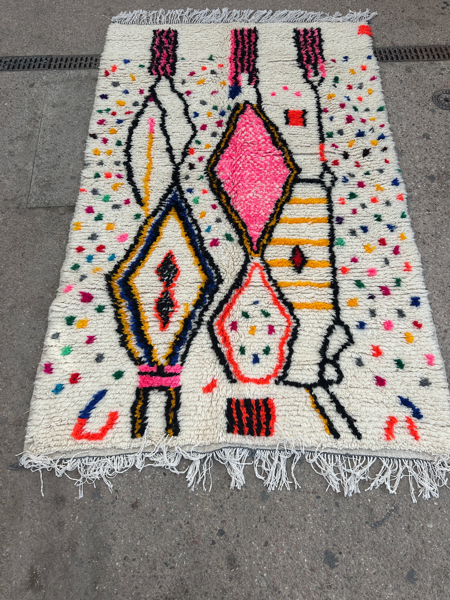Handmade Azilal Rug, size 250 x 150 cm || 8.2 x 4.92 ft