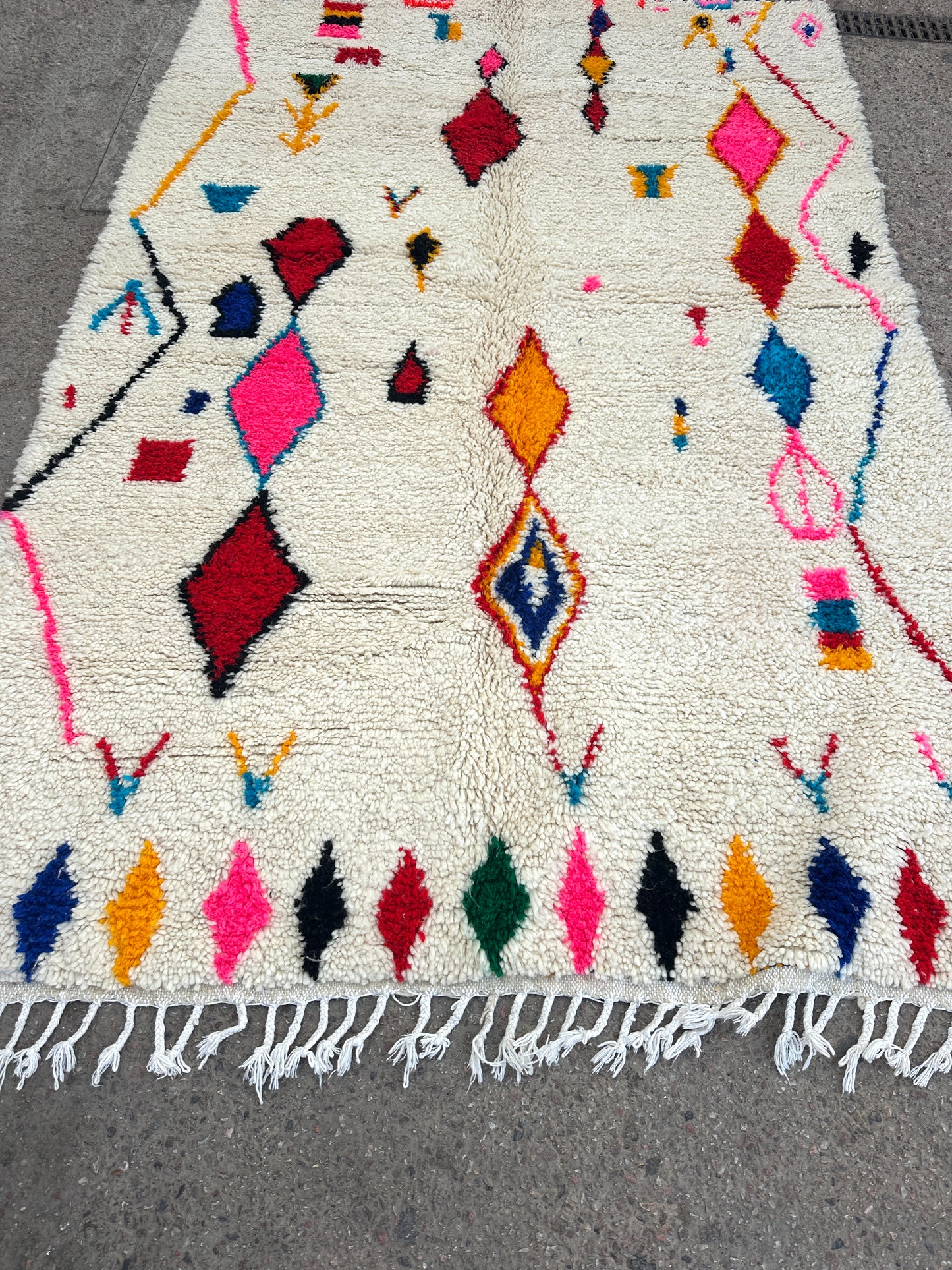 Handmade Azilal Rug, size 250 x 150 cm || 8.2 x 4.92 ft