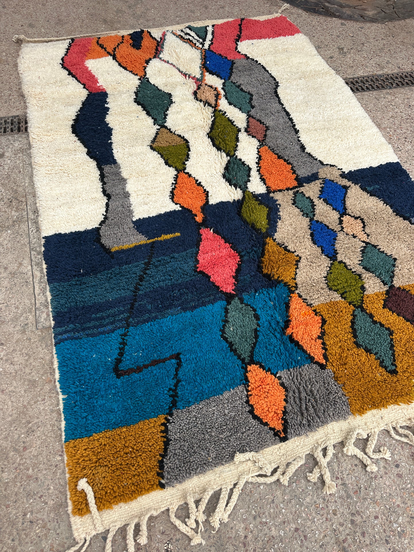 Handmade Beni Ouarain, size 250 x 150 cm || 8.2 x 4.92 ft