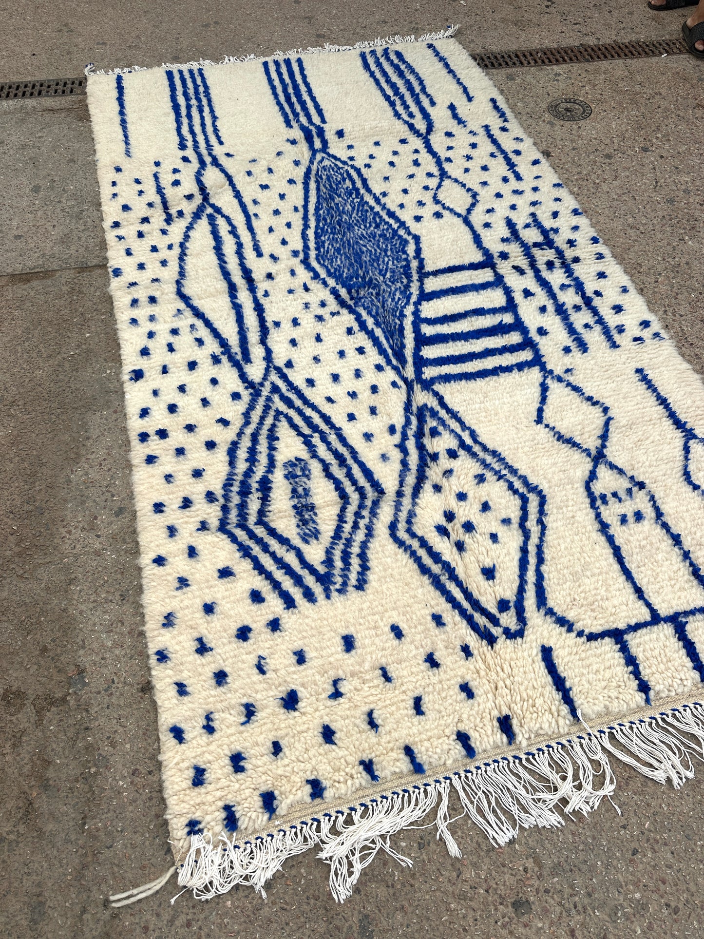 Handmade Azilal Rug, size 250 x 150 cm || 8.2 x 4.92 ft