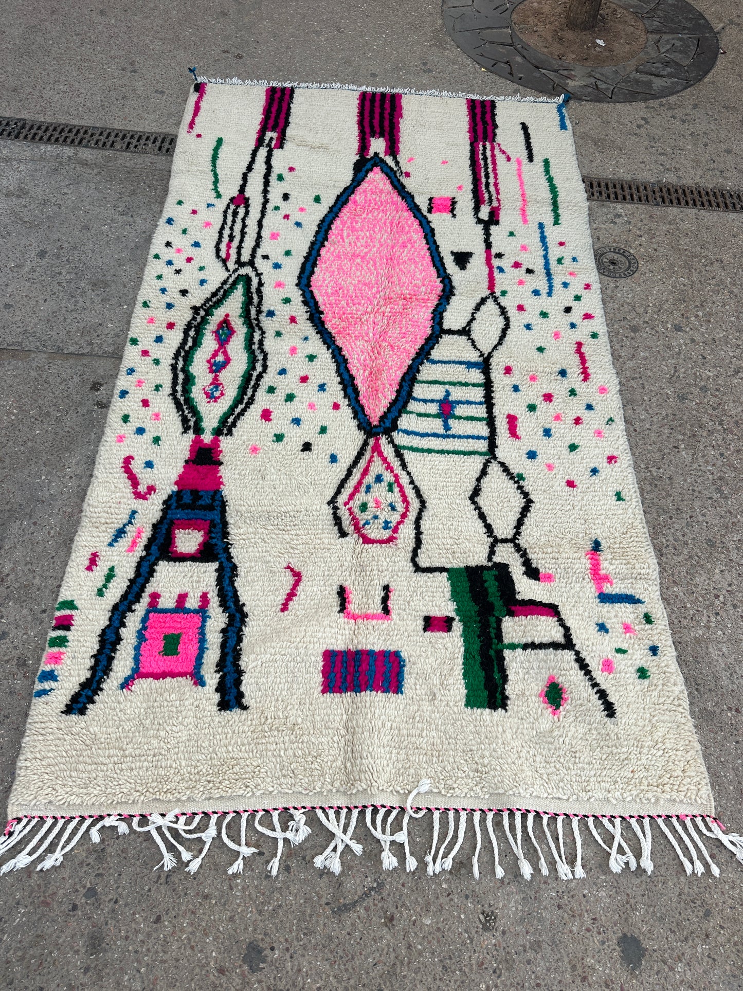 Handmade Azilal Rug, size 250 x 150 cm || 8.2 x 4.92 ft