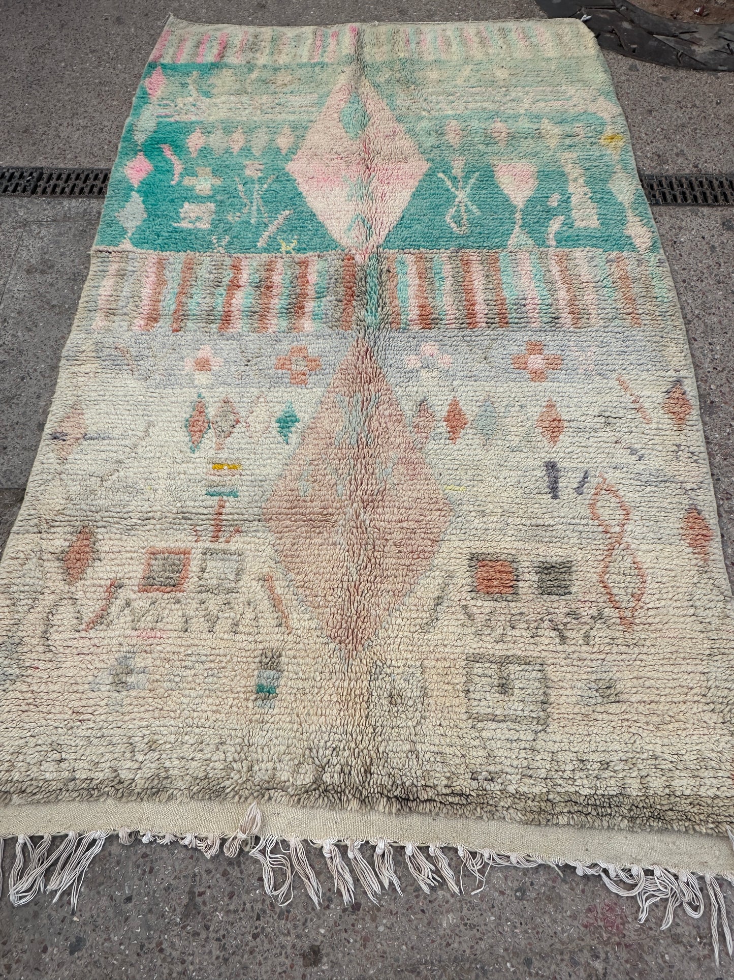 Handmade Azilal Rug, size 250 x 150 cm || 8.2 x 4.92 ft