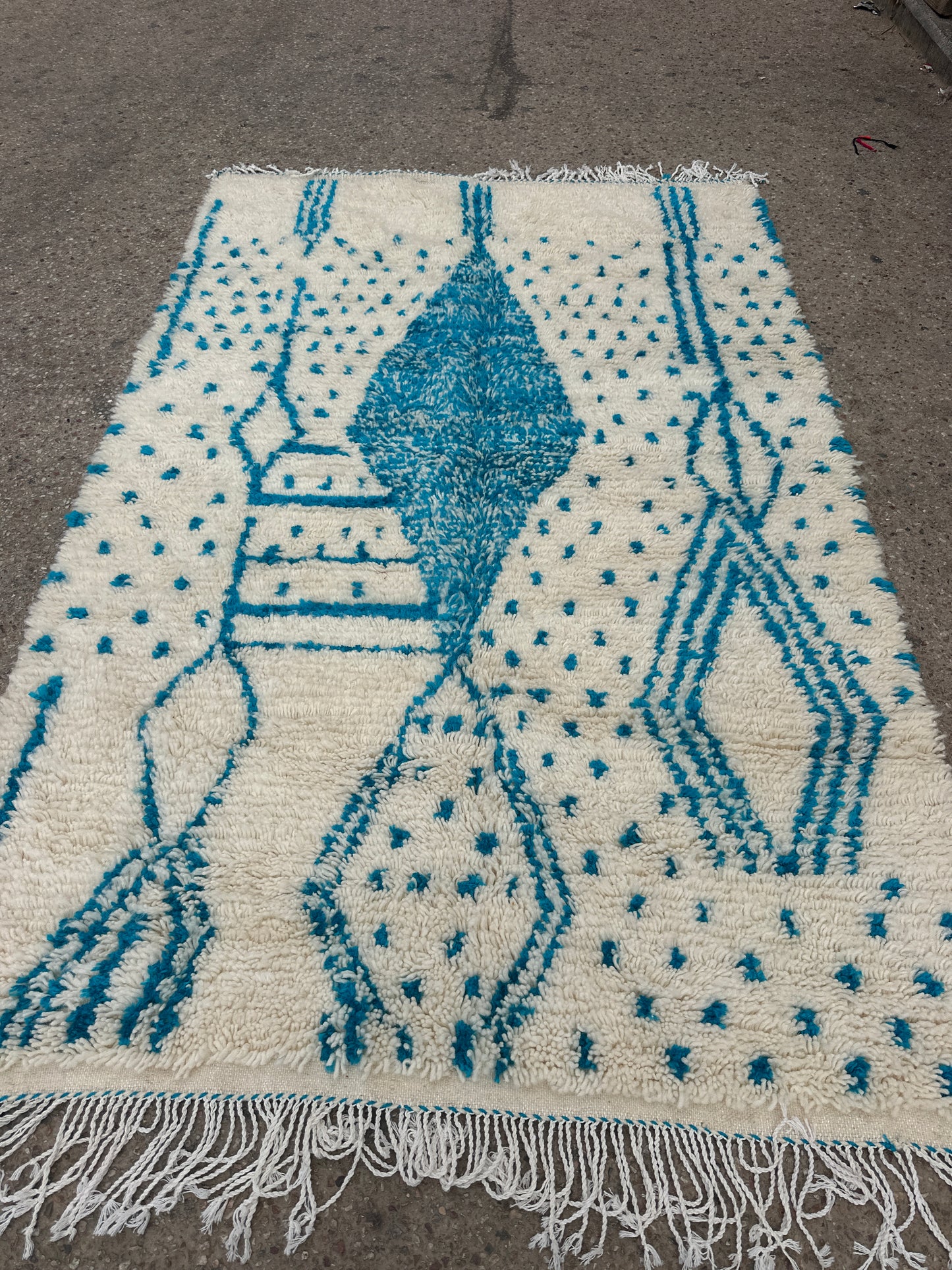 Handmade Azilal Rug, size 250 x 150 cm || 8.2 x 4.92 ft