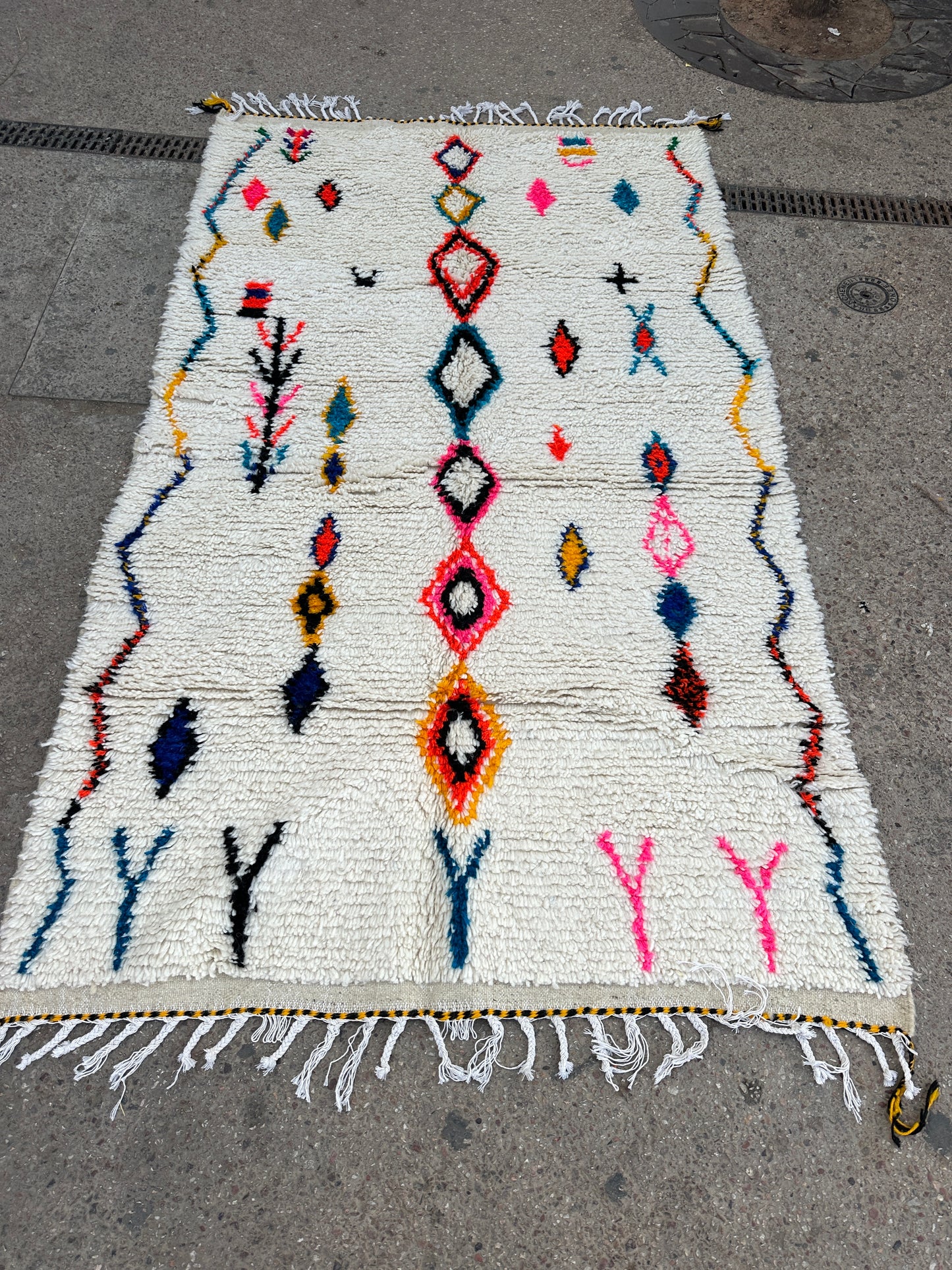 Handmade Azilal Rug, size 250 x 150 cm || 8.2 x 4.92 ft