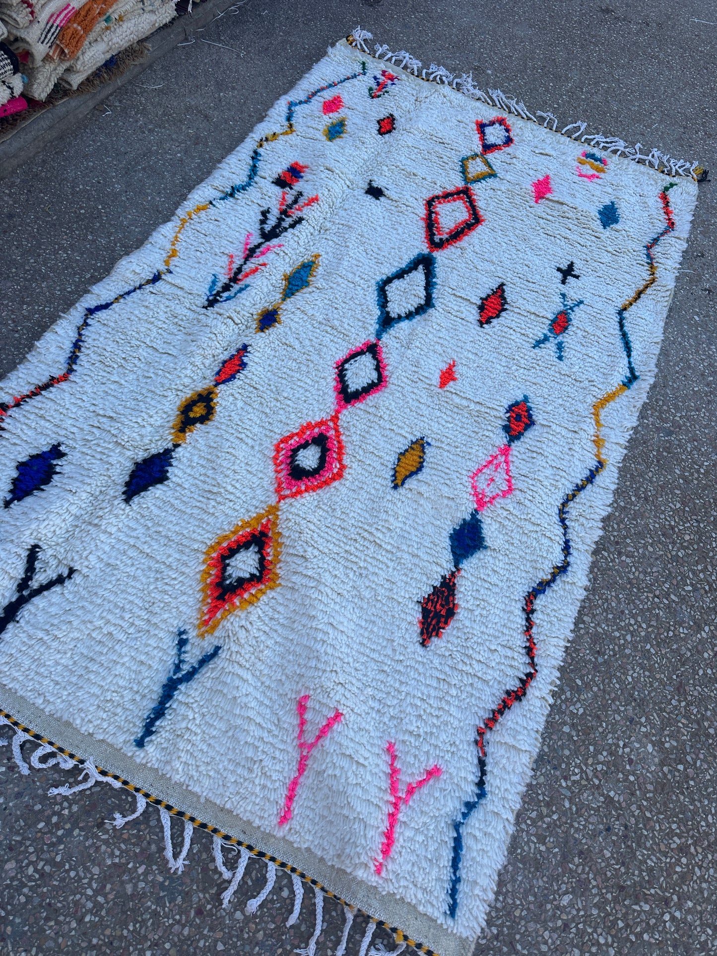 Handmade Azilal Rug, size 250 x 150 cm || 8.2 x 4.92 ft