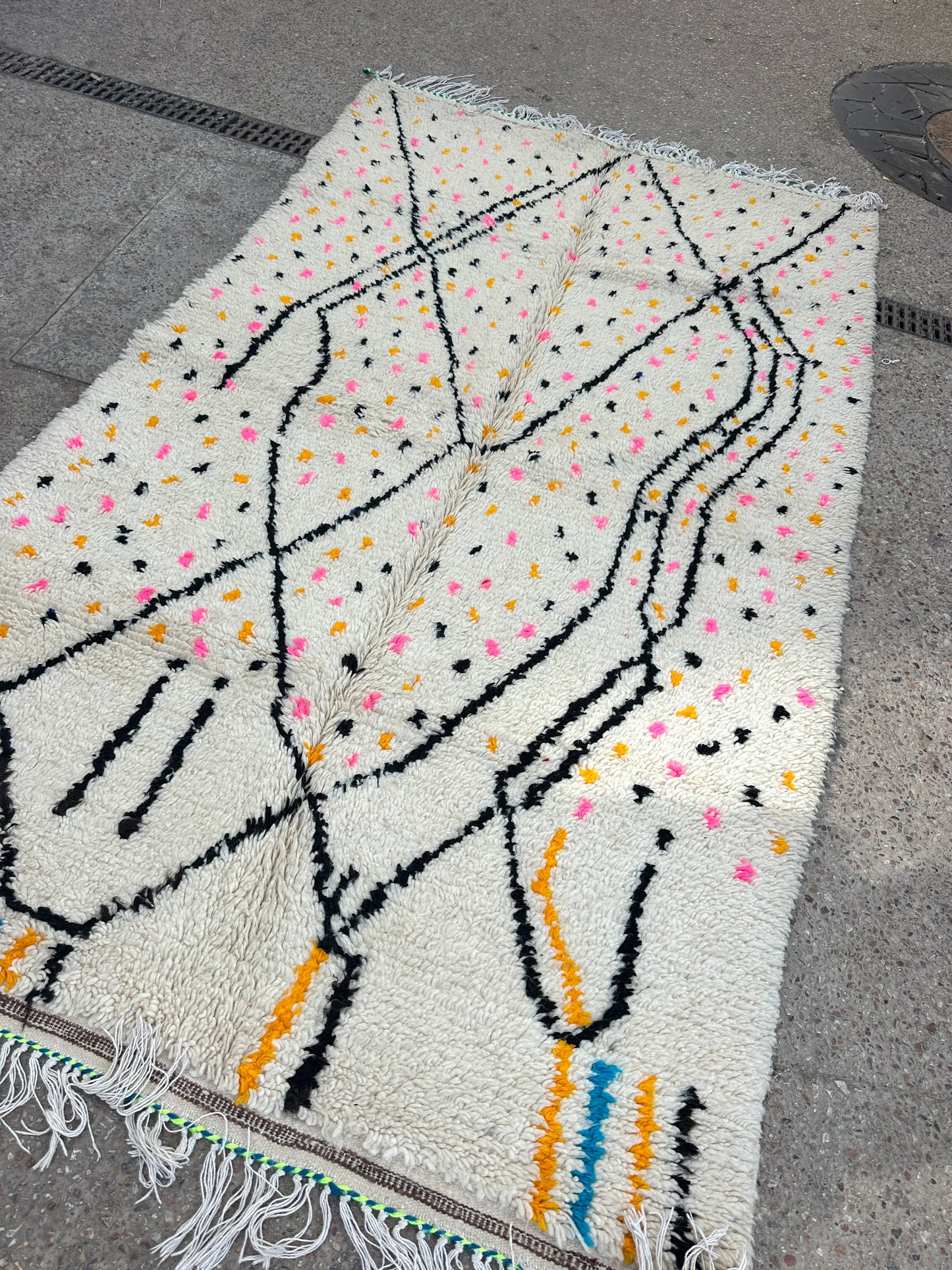 Handmade Azilal Rug, size 250 x 150 cm || 8.2 x 4.92 ft
