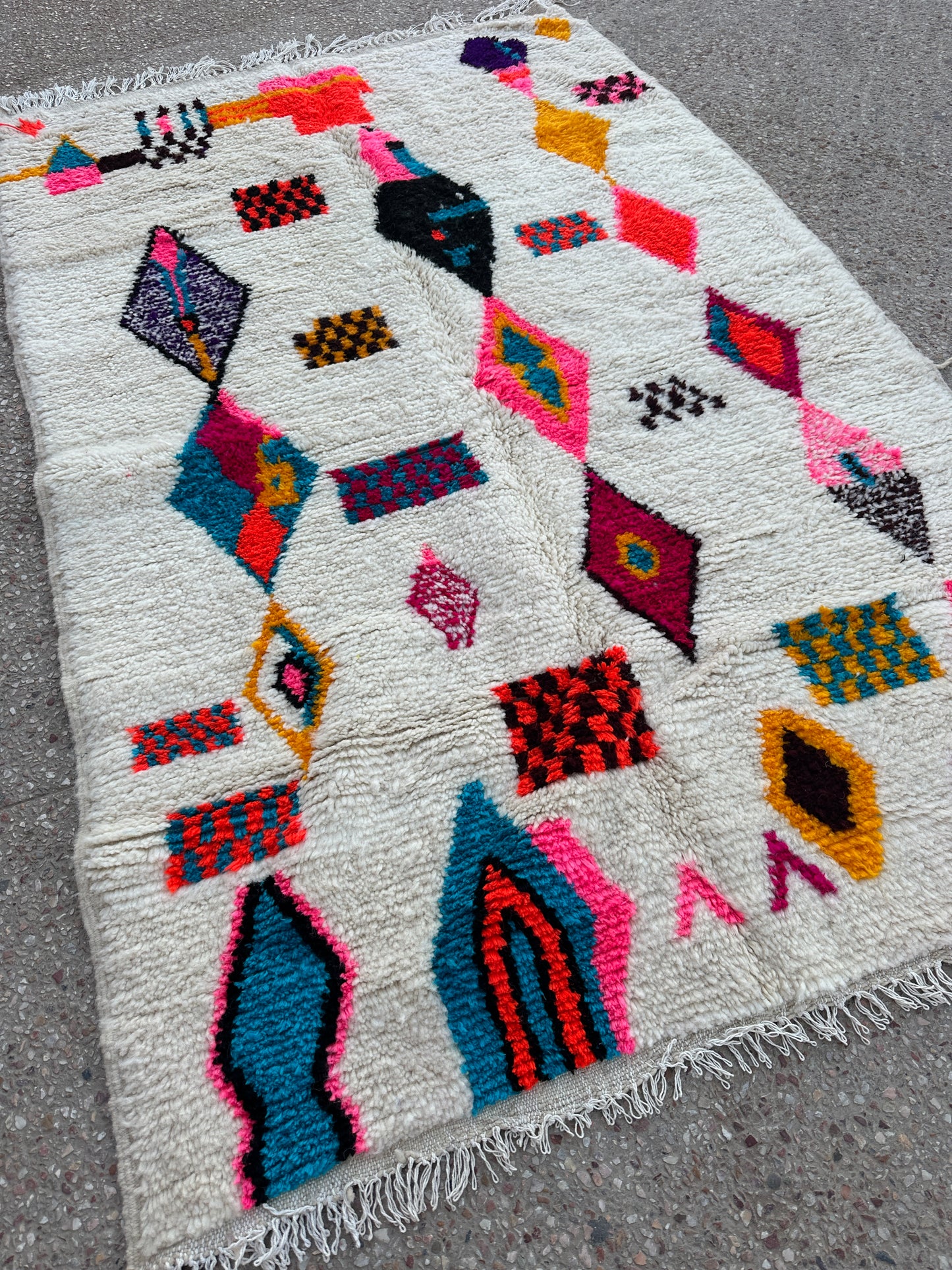 Handmade Azilal Rug, size 250 x 150 cm || 8.2 x 4.92 ft