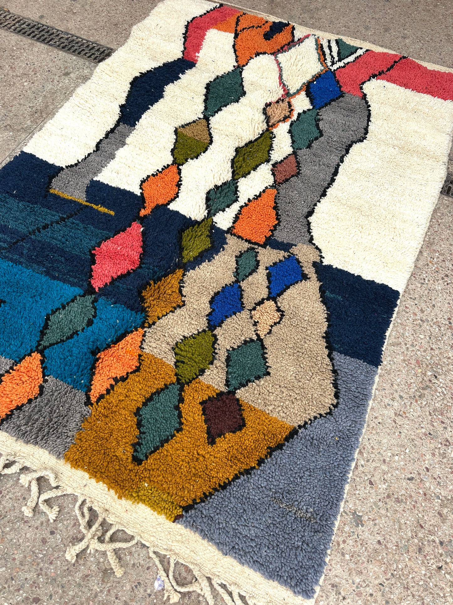 Handmade Beni Ouarain, size 250 x 150 cm || 8.2 x 4.92 ft