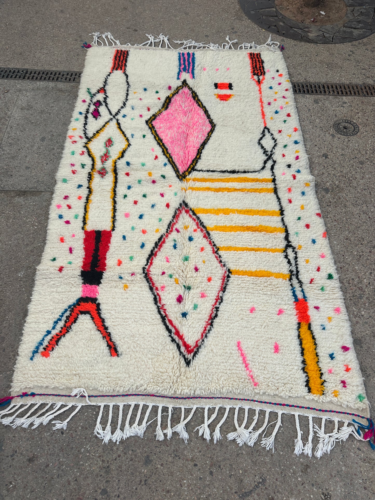 Handmade Azilal Rug, size 250 x 150 cm || 8.2 x 4.92 ft