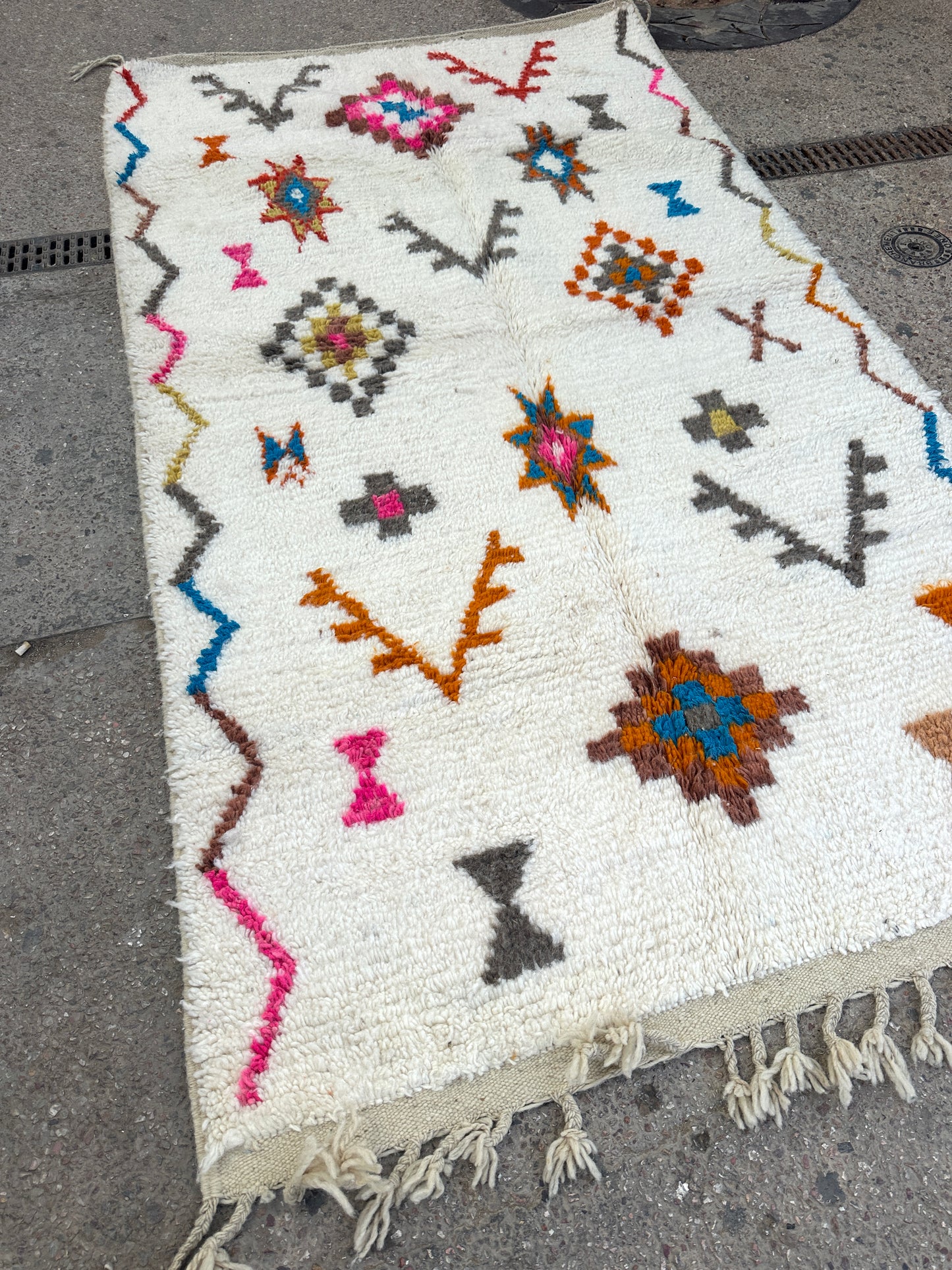 Handmade Beni Ouarain, size 250 x 150 cm || 8.2 x 4.92 ft