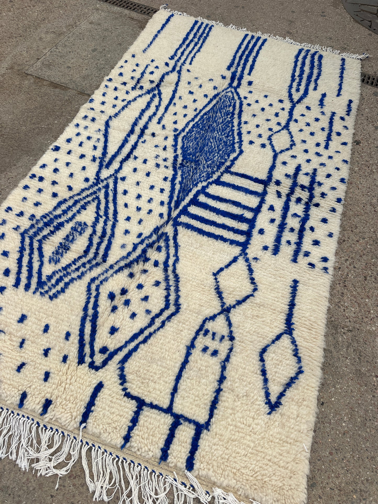 Handmade Azilal Rug, size 250 x 150 cm || 8.2 x 4.92 ft