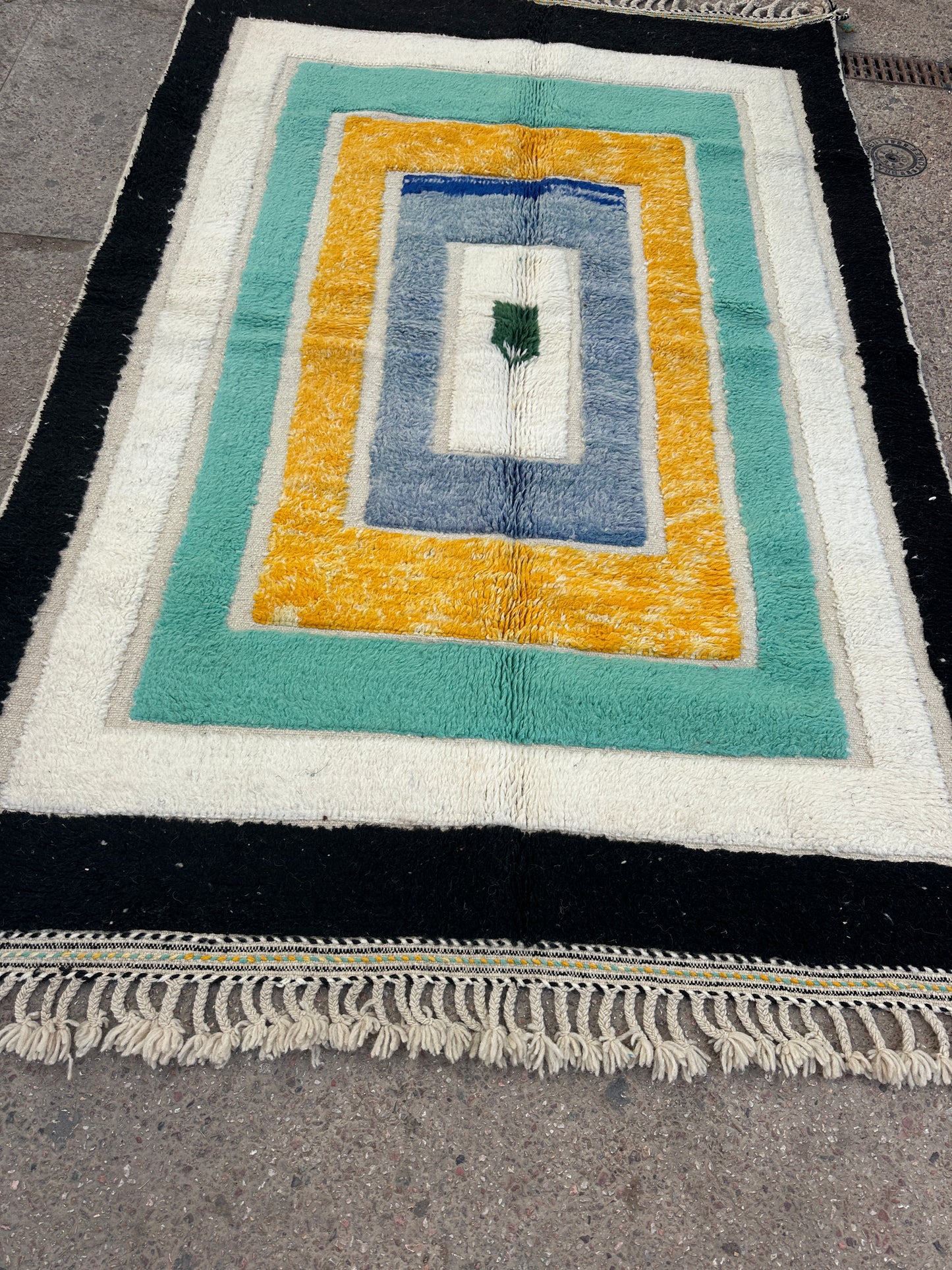 Handmade Beni Ouarain, size 250 x 150 cm || 8.2 x 4.92 ft
