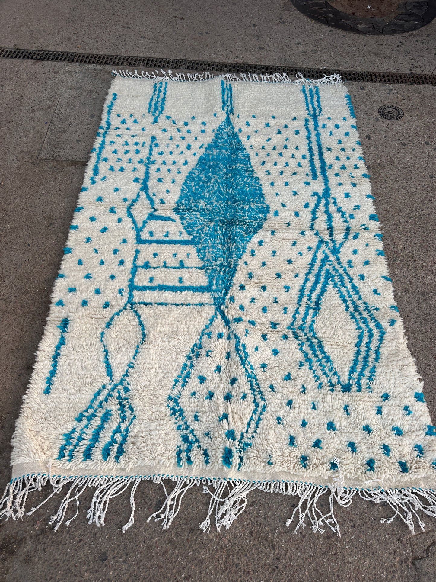 Handmade Azilal Rug, size 250 x 150 cm || 8.2 x 4.92 ft