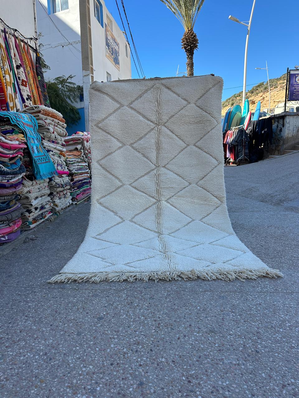 Beni Ouarain  Rug, size 250 x 150 cm || 8.2 x 4.92 ft