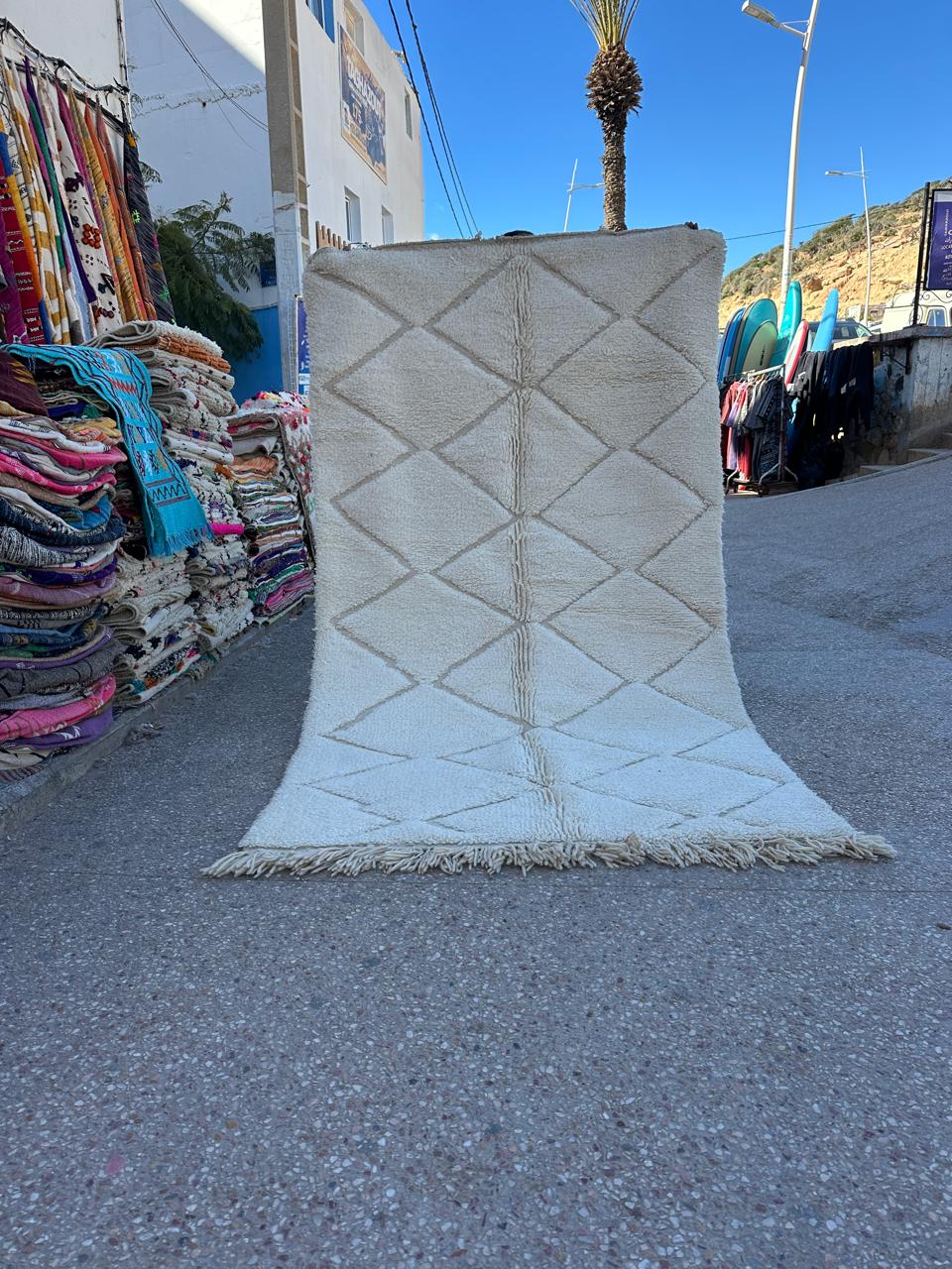 Beni Ouarain  Rug, size 250 x 150 cm || 8.2 x 4.92 ft