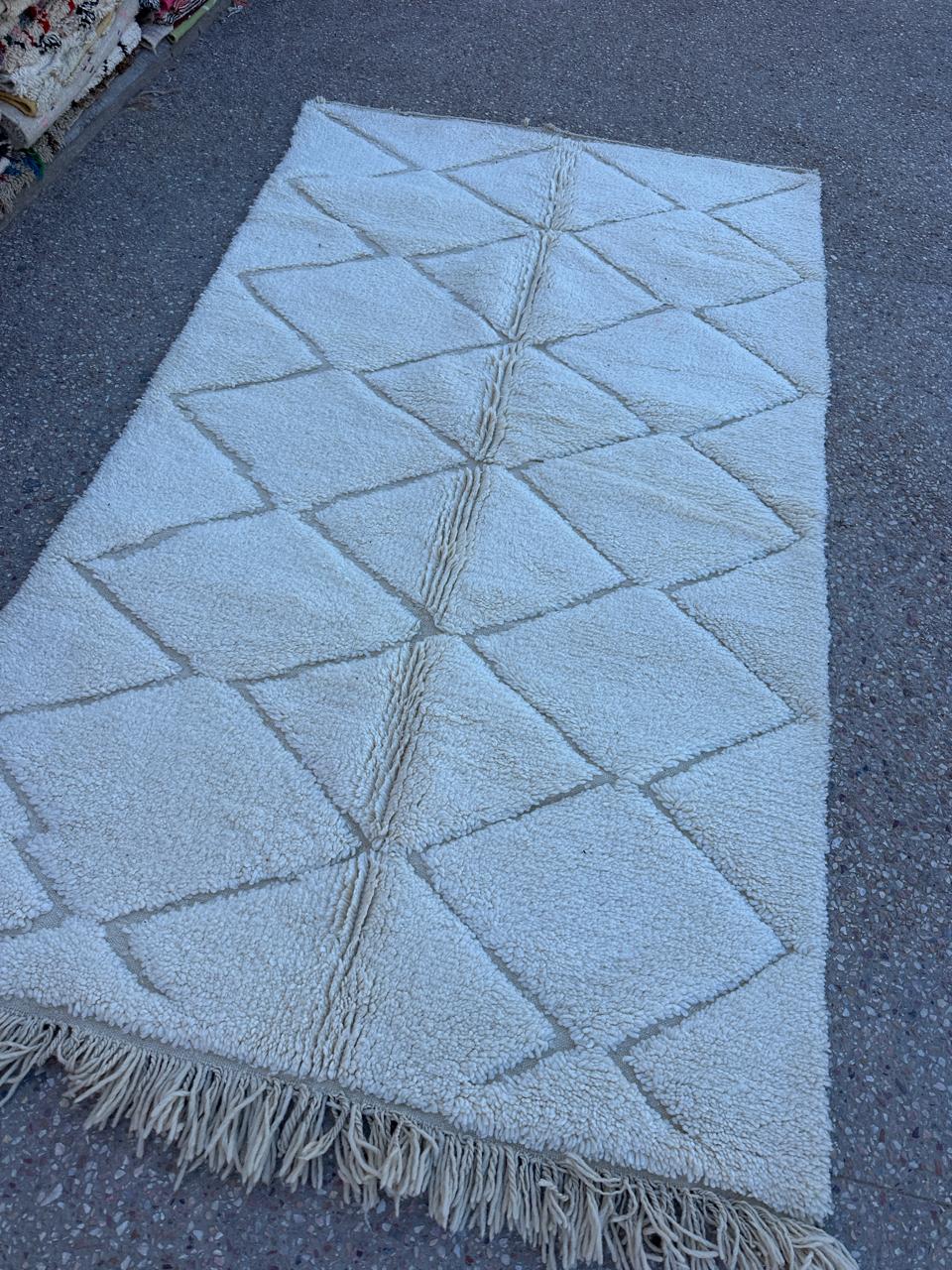 Beni Ouarain  Rug, size 250 x 150 cm || 8.2 x 4.92 ft