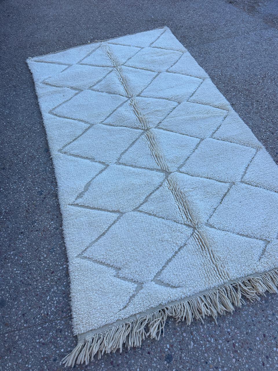Beni Ouarain  Rug, size 250 x 150 cm || 8.2 x 4.92 ft
