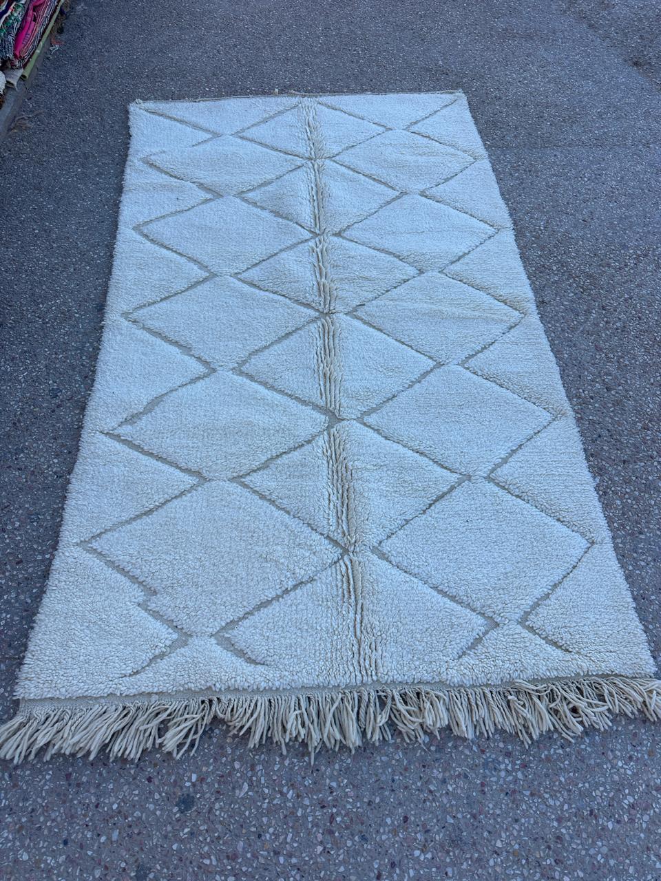 Beni Ouarain  Rug, size 250 x 150 cm || 8.2 x 4.92 ft