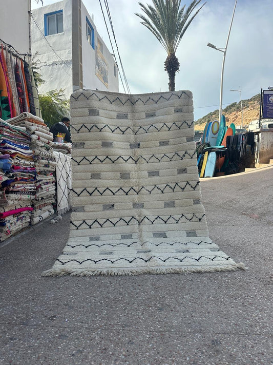 Beni Ouarain Rug size 250 x 150 cm || 8.2 x 4.92 ft